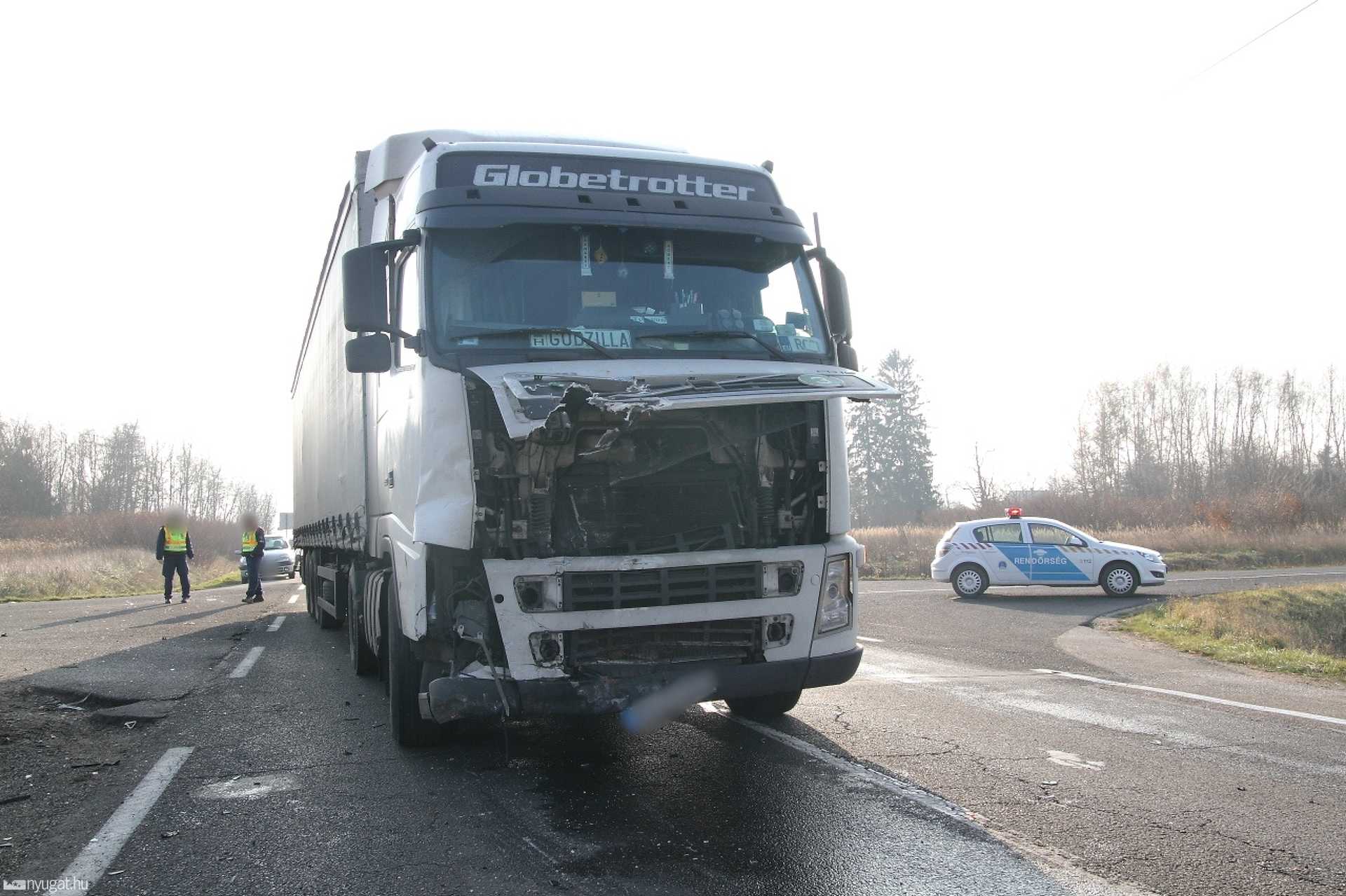 Kamion rohant egy utánfutós személyautóba