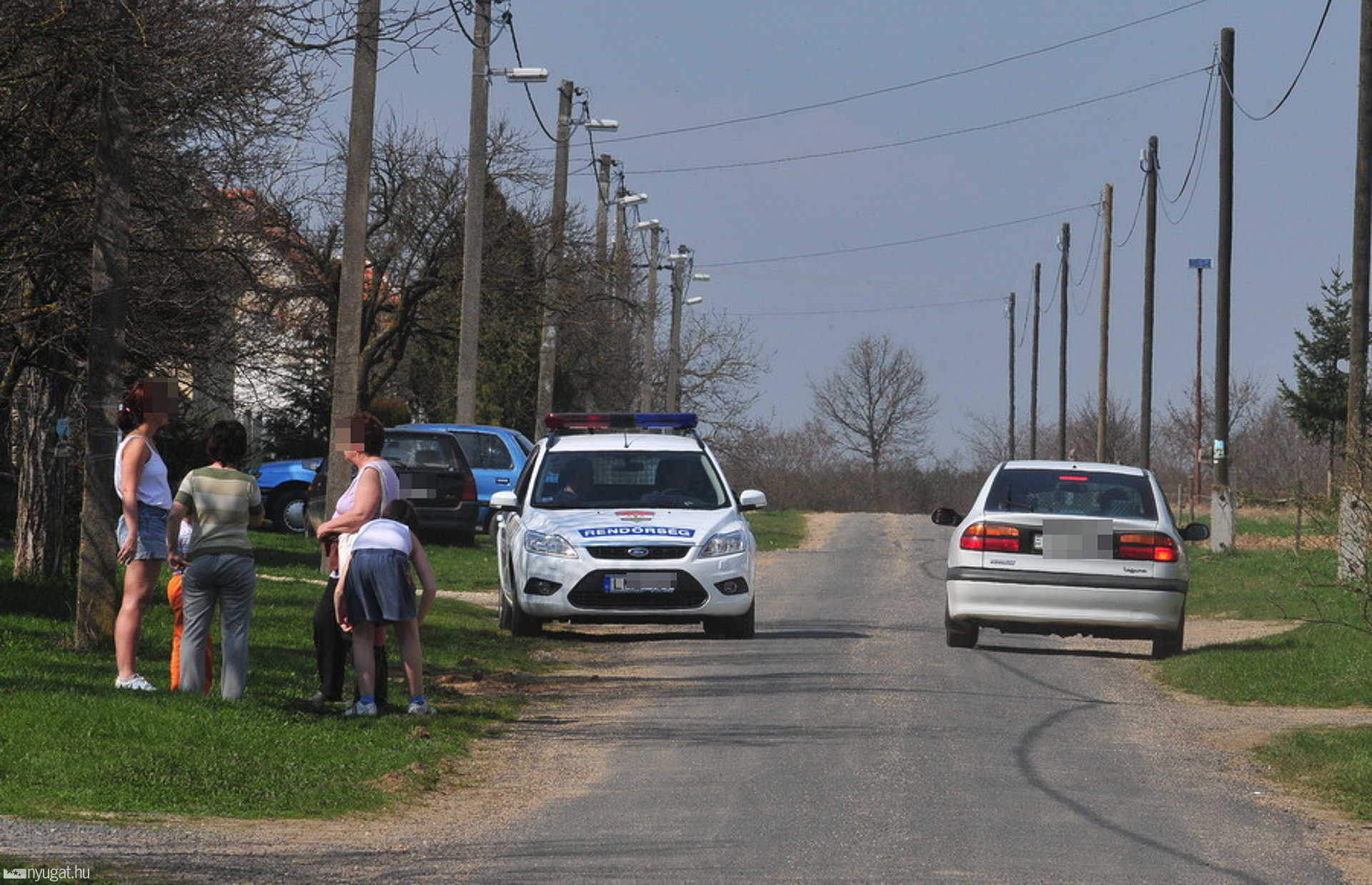Rendőrök cirkálnak a Dózsa utcában, ahol korábban elszabadultak az indulatok