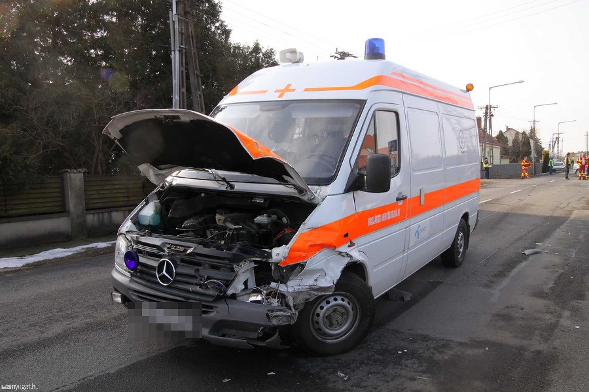 Mentőautó karambolozott Szombathelyen