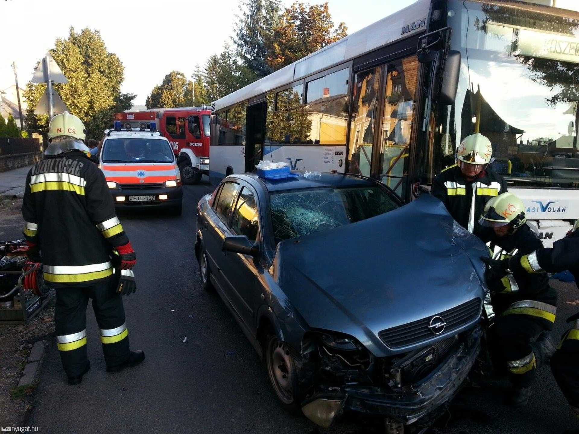 Súllyosan megsérült az Opel vezetője a balesetben