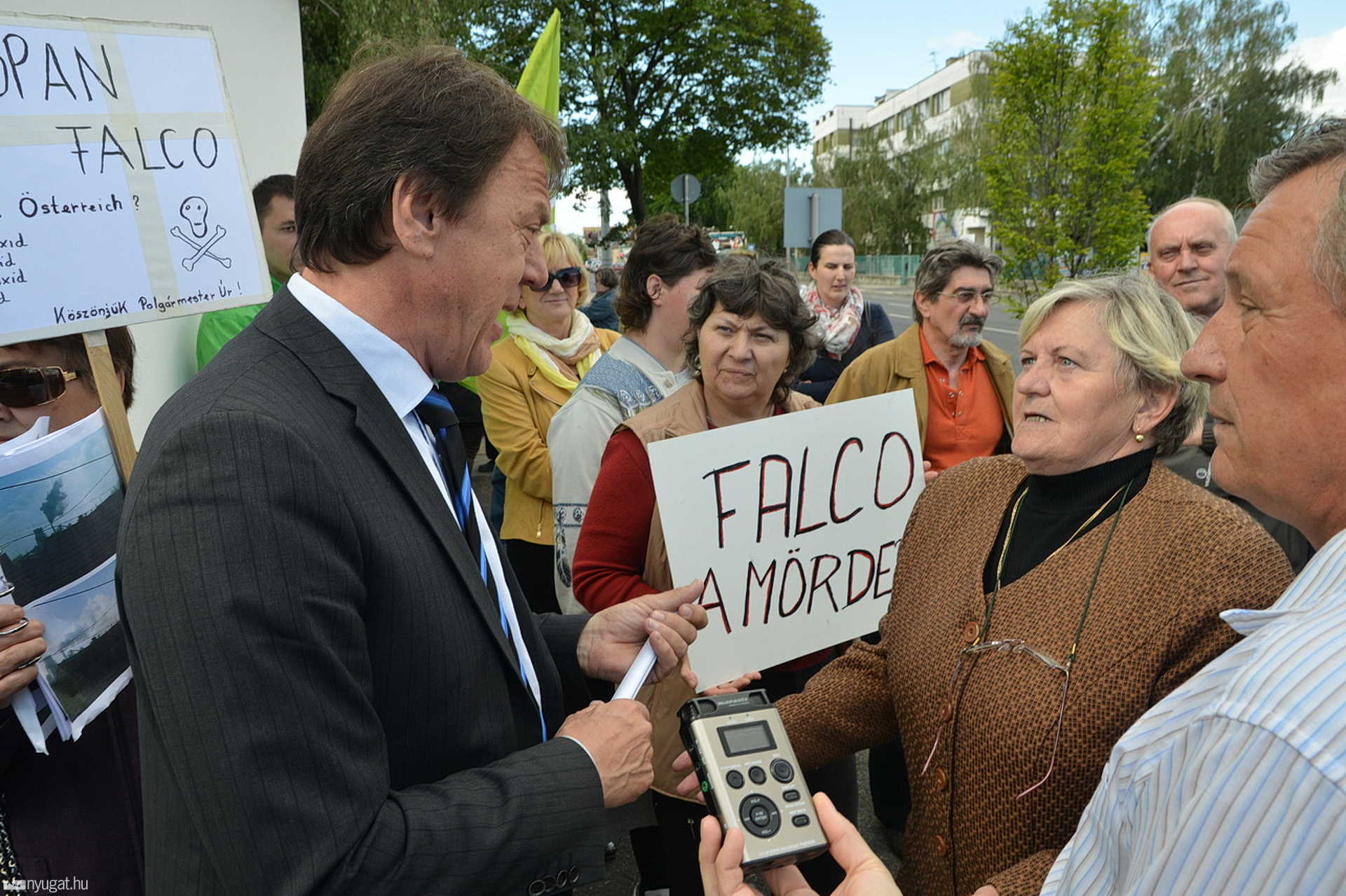 Demonstráció a Falco gyár előtt, Szombathelyen