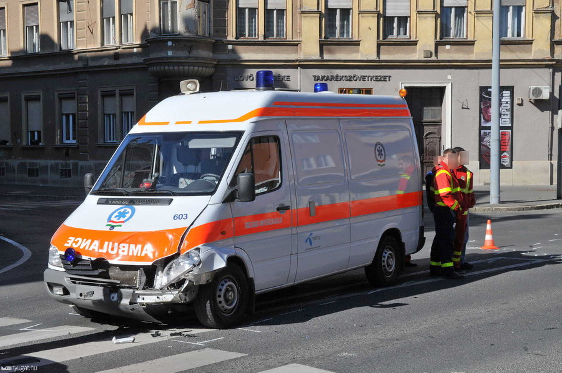 Szirénázó mentő elé hajtott a Parkolásfelügyelet autója