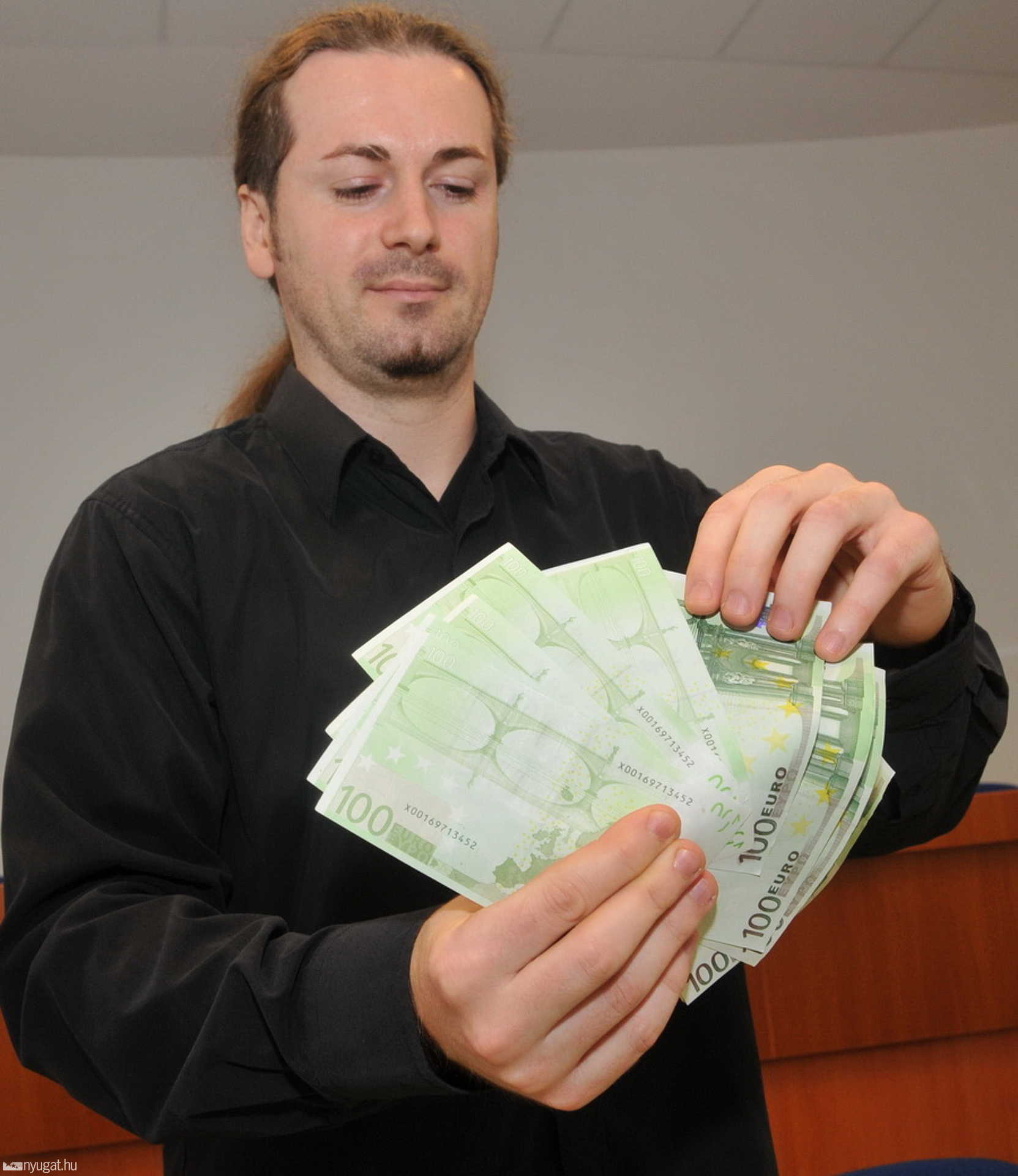 Horváth Ottó százados, a felderítő alosztály vezetője a hamis bankjegyekkel