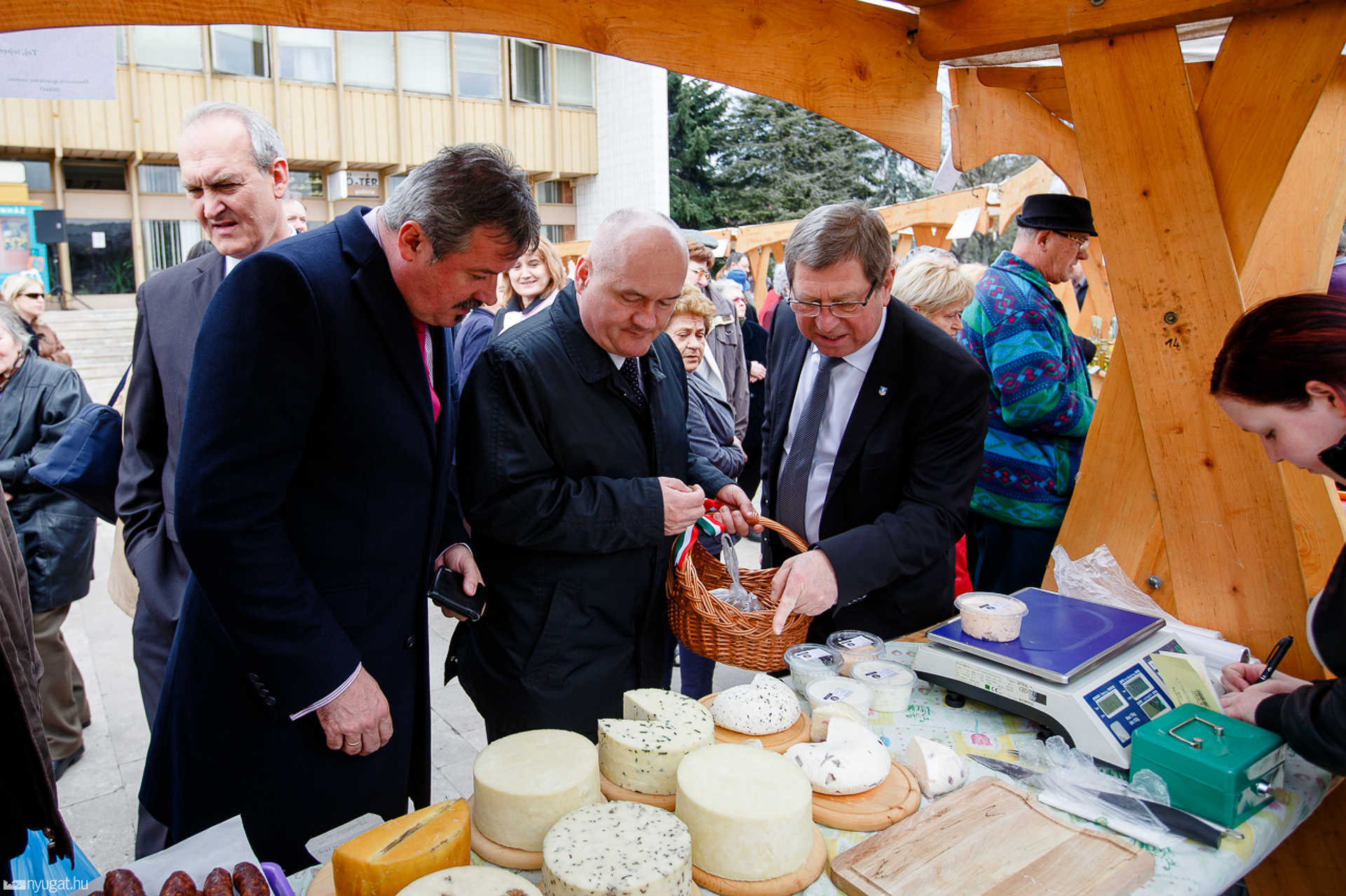 Termelői piac az MMIK előtt