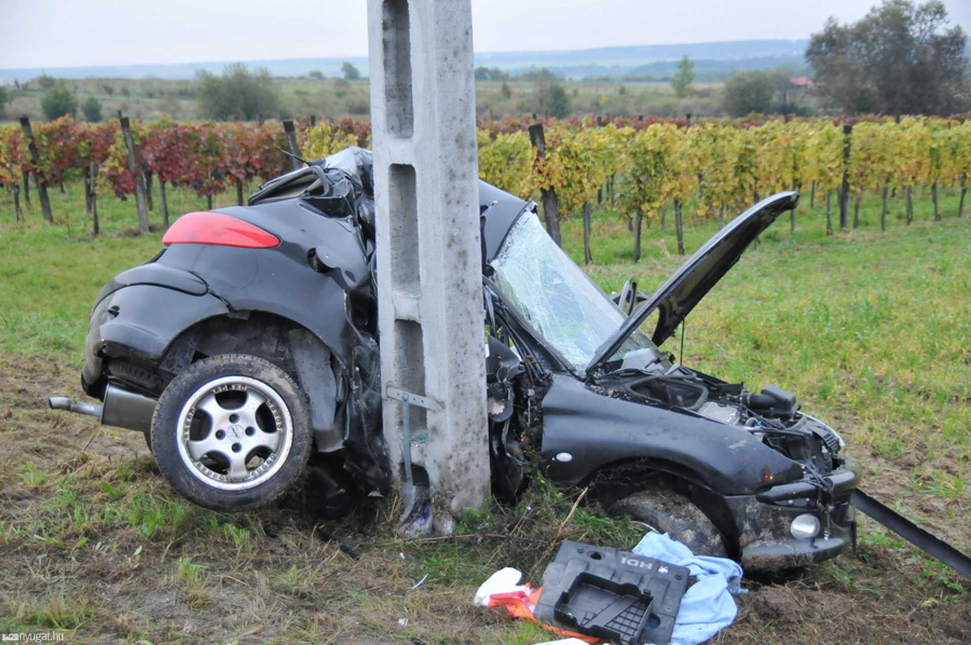 Halálos baleset Kőszeg és Cák között - Oszlopra csavarodott a Peugeot