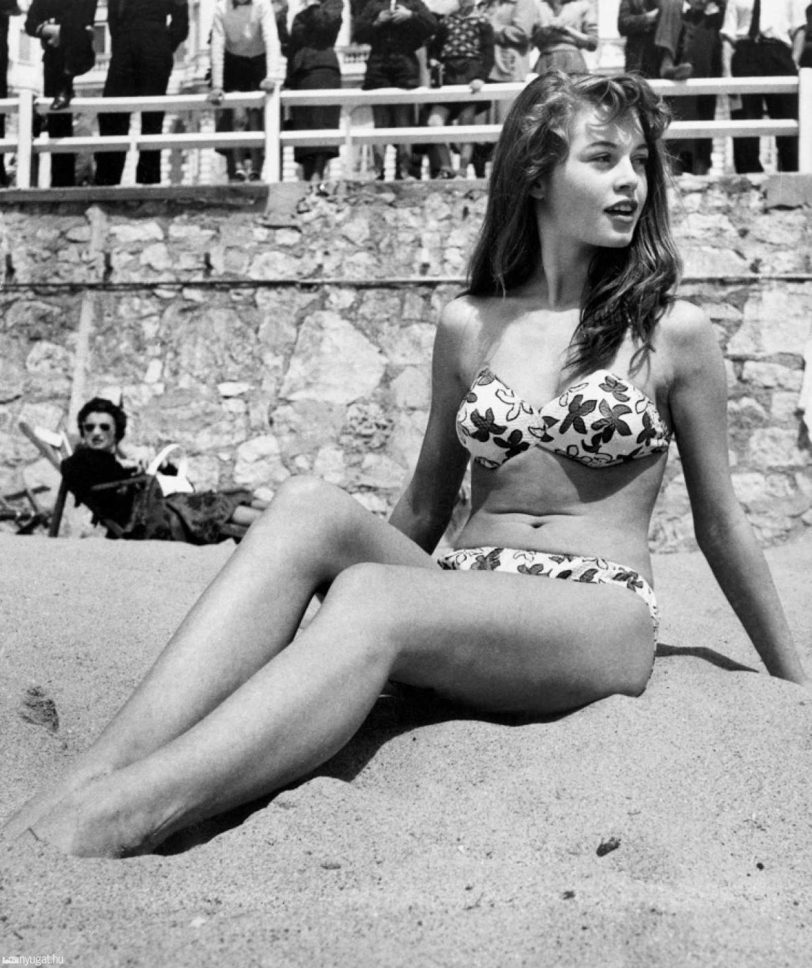 Híres bikinis képe Cannes-ból - ekkor mutakozott be a világnak. Katt még több BB-ért! 