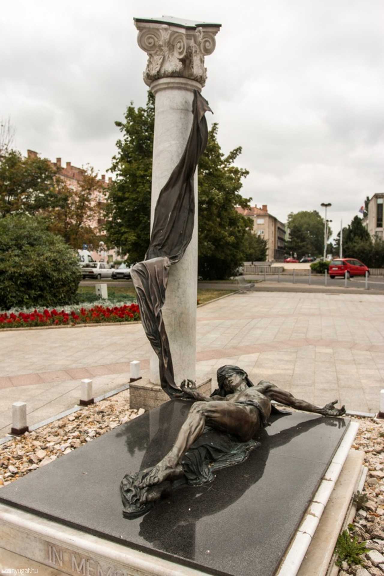 Áldozati emlékmű - Március 15. tér