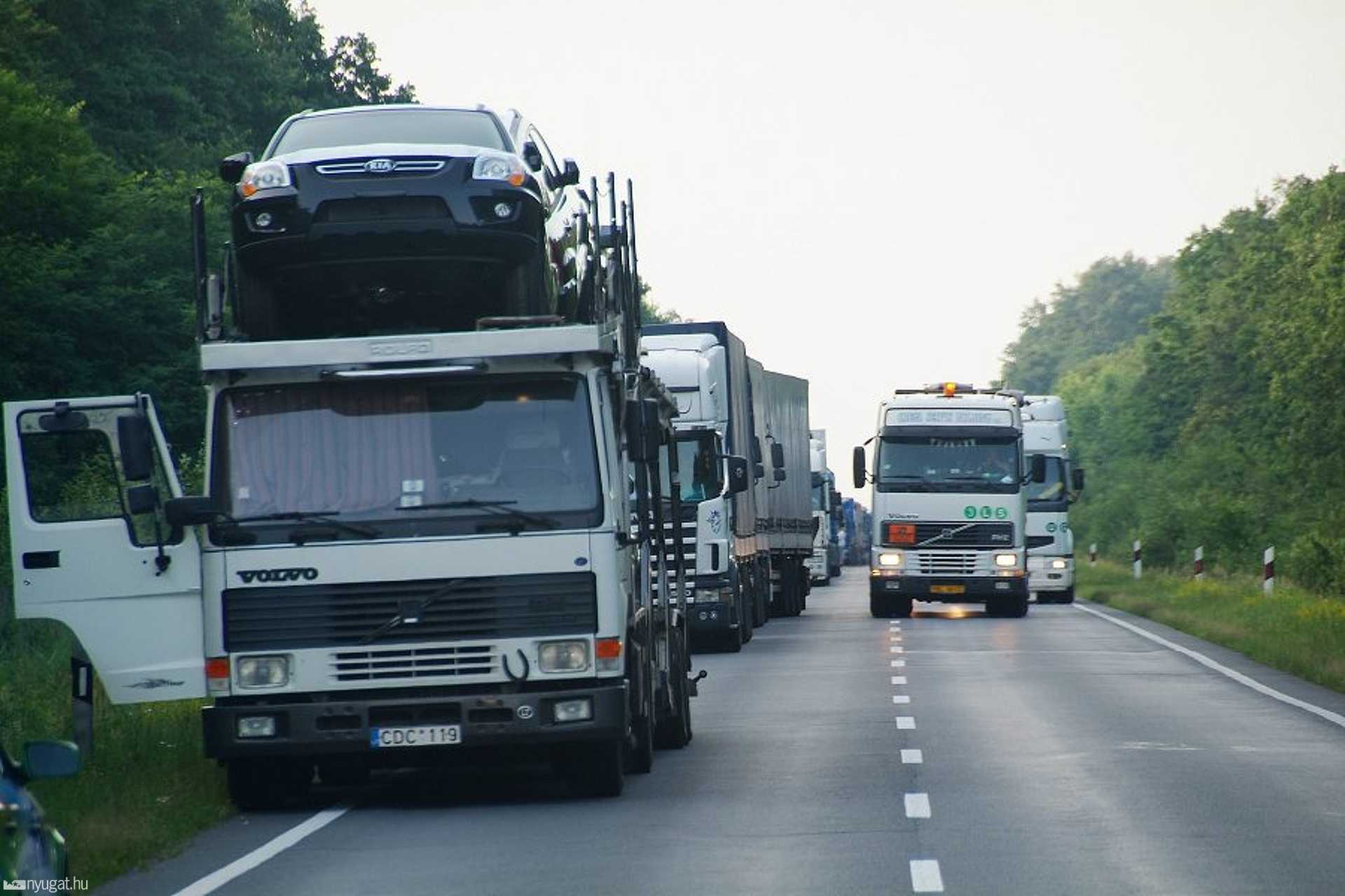 Szlovén kamionstop miatt torlódó kamionok Vasban