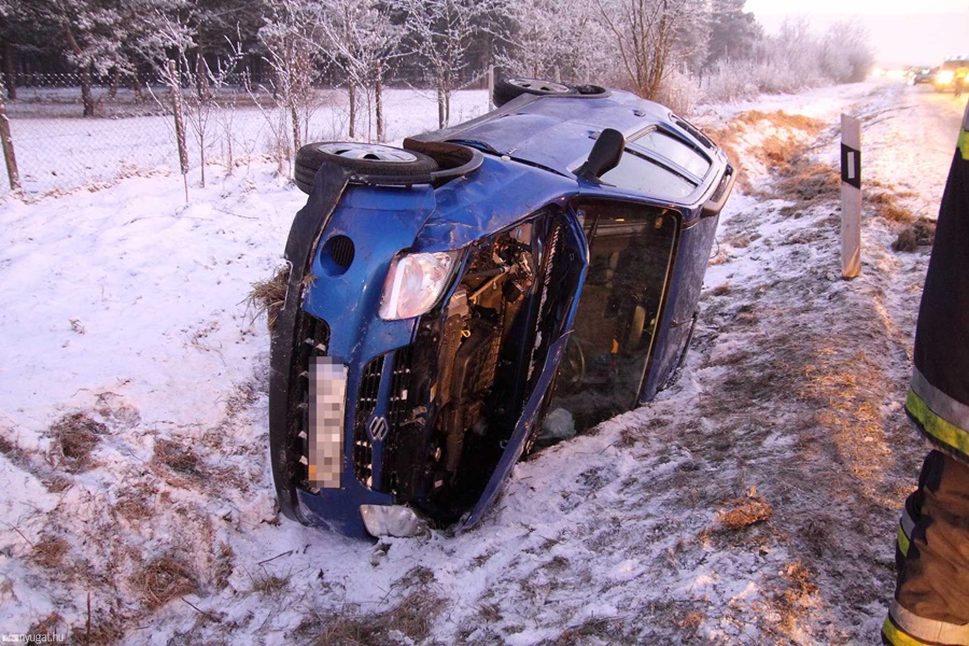 Öttagú család ült a felborult Suzukiban