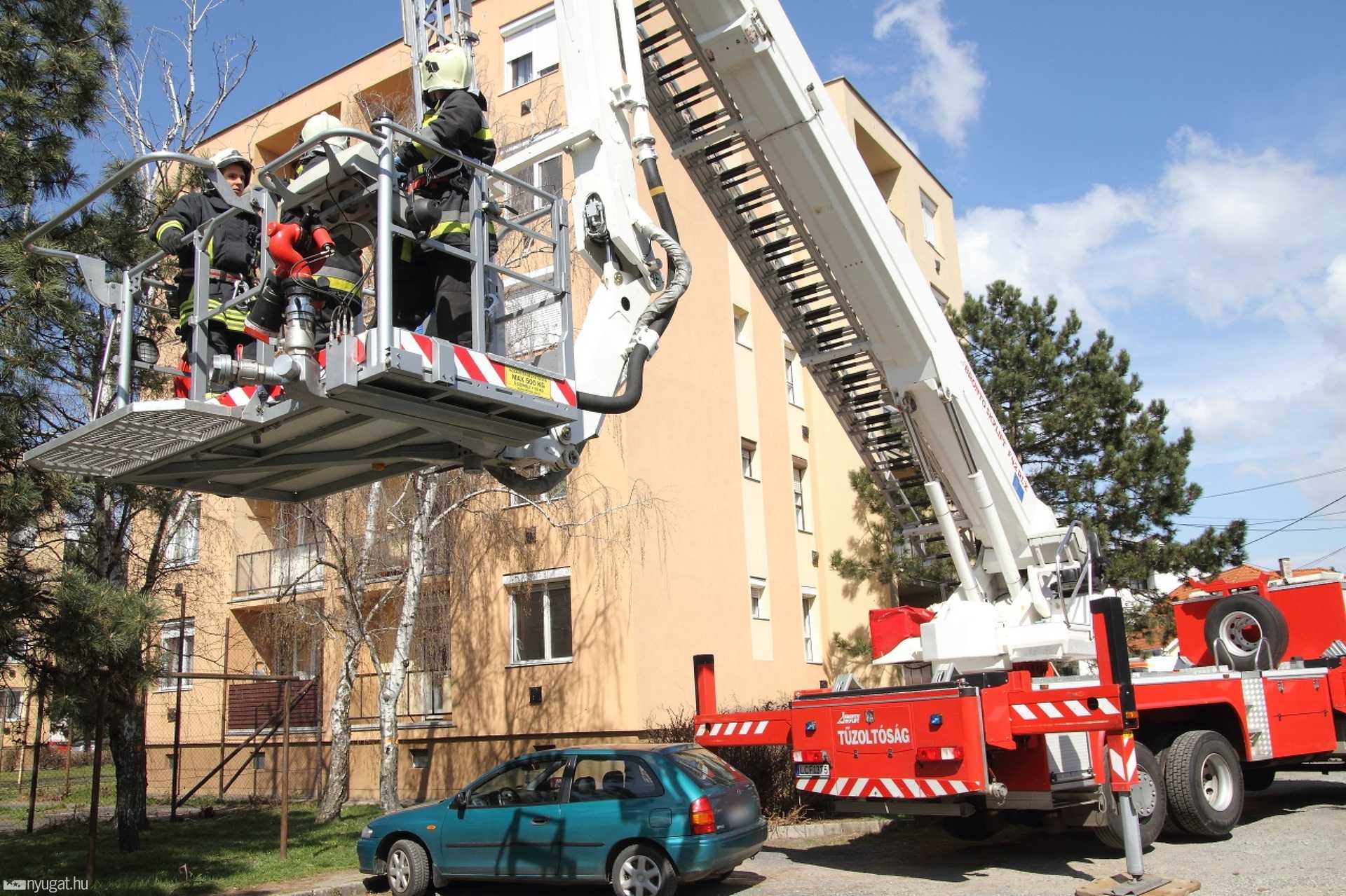 Emelőkosárral mentettek a tűzoltók Szombathelyen