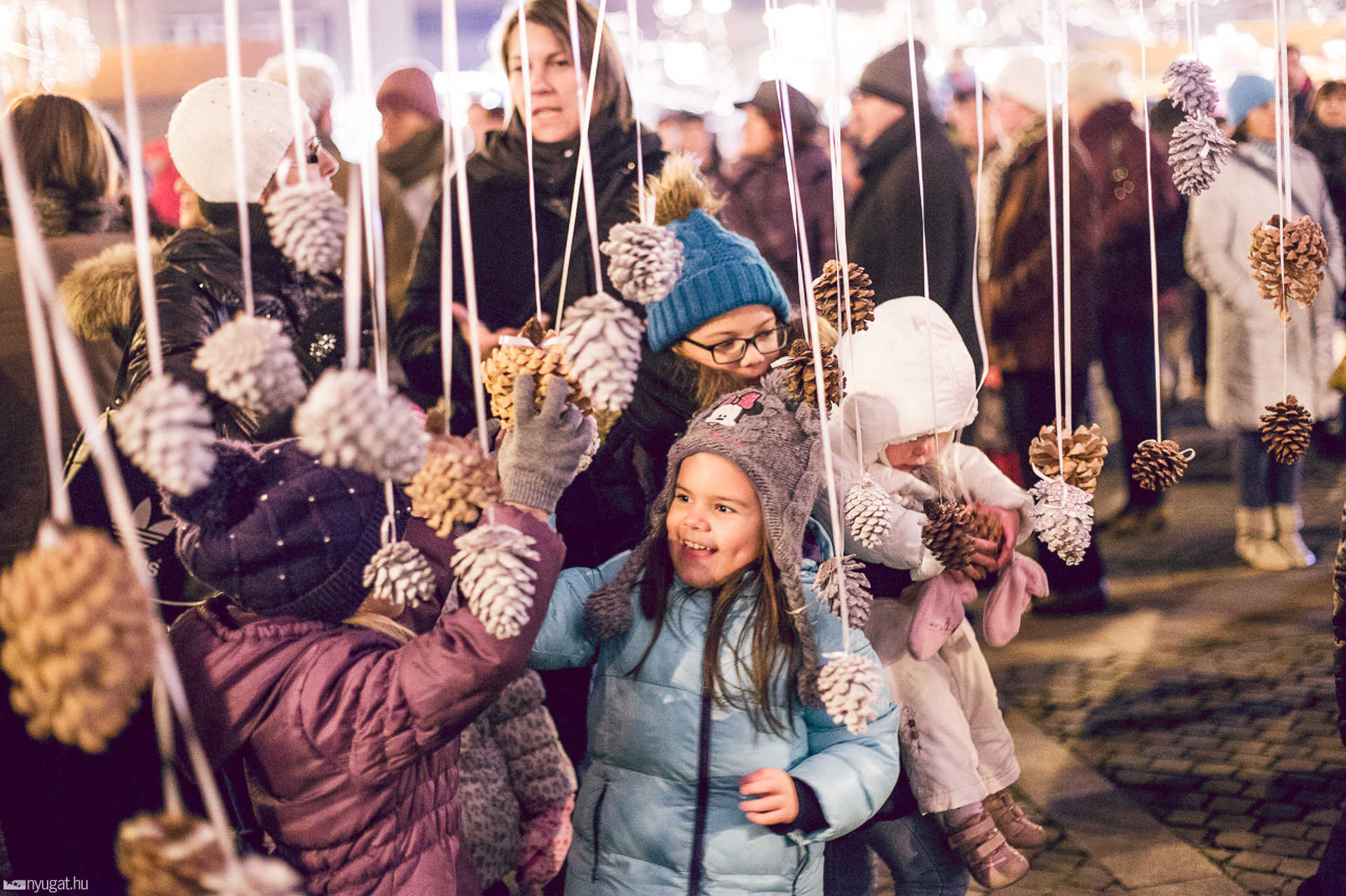 Advent első gyertyagyújtása a Fő téren