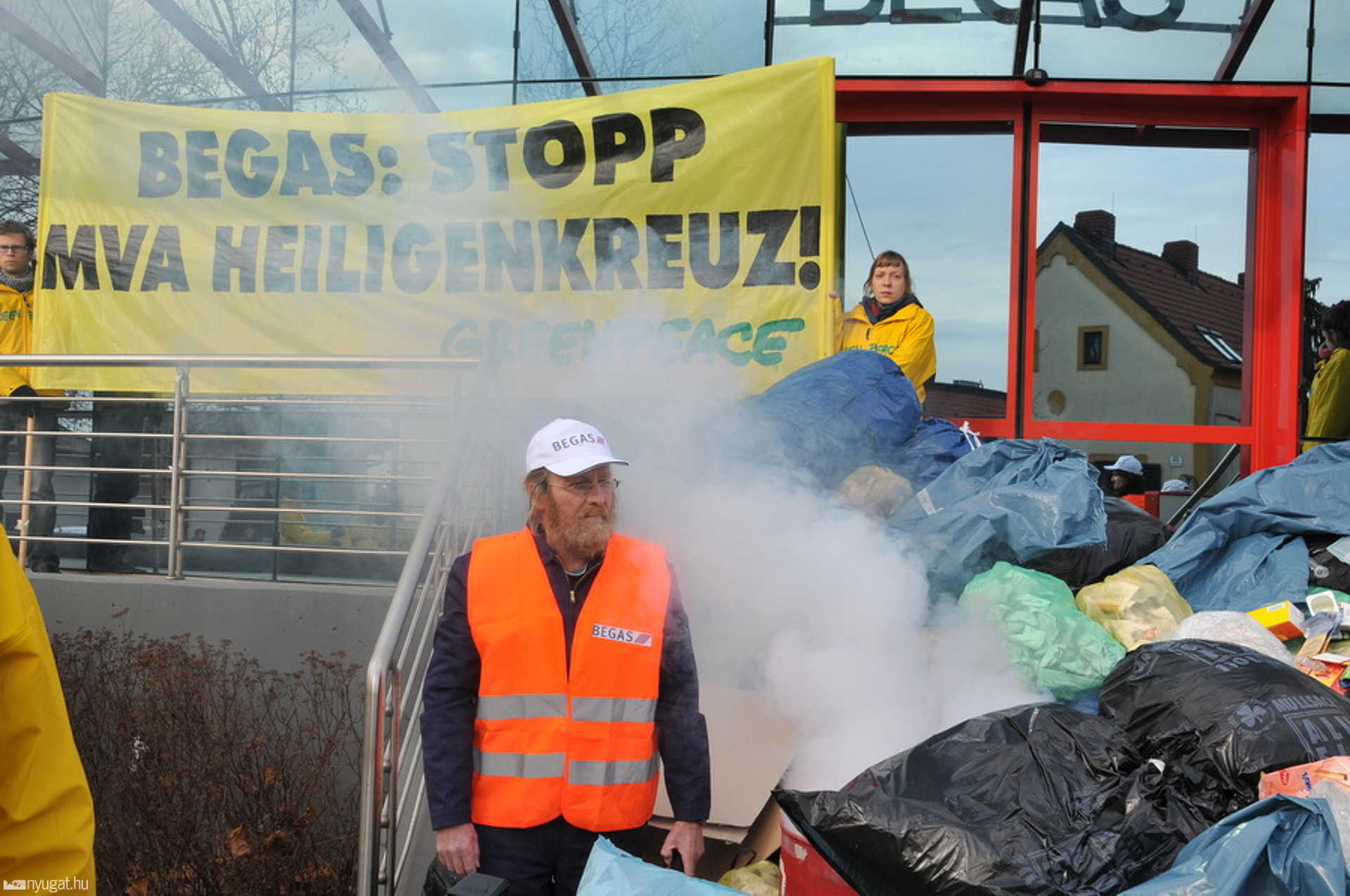 Szeméttel árasztotta el a Greenpeace a Begas-székházat
