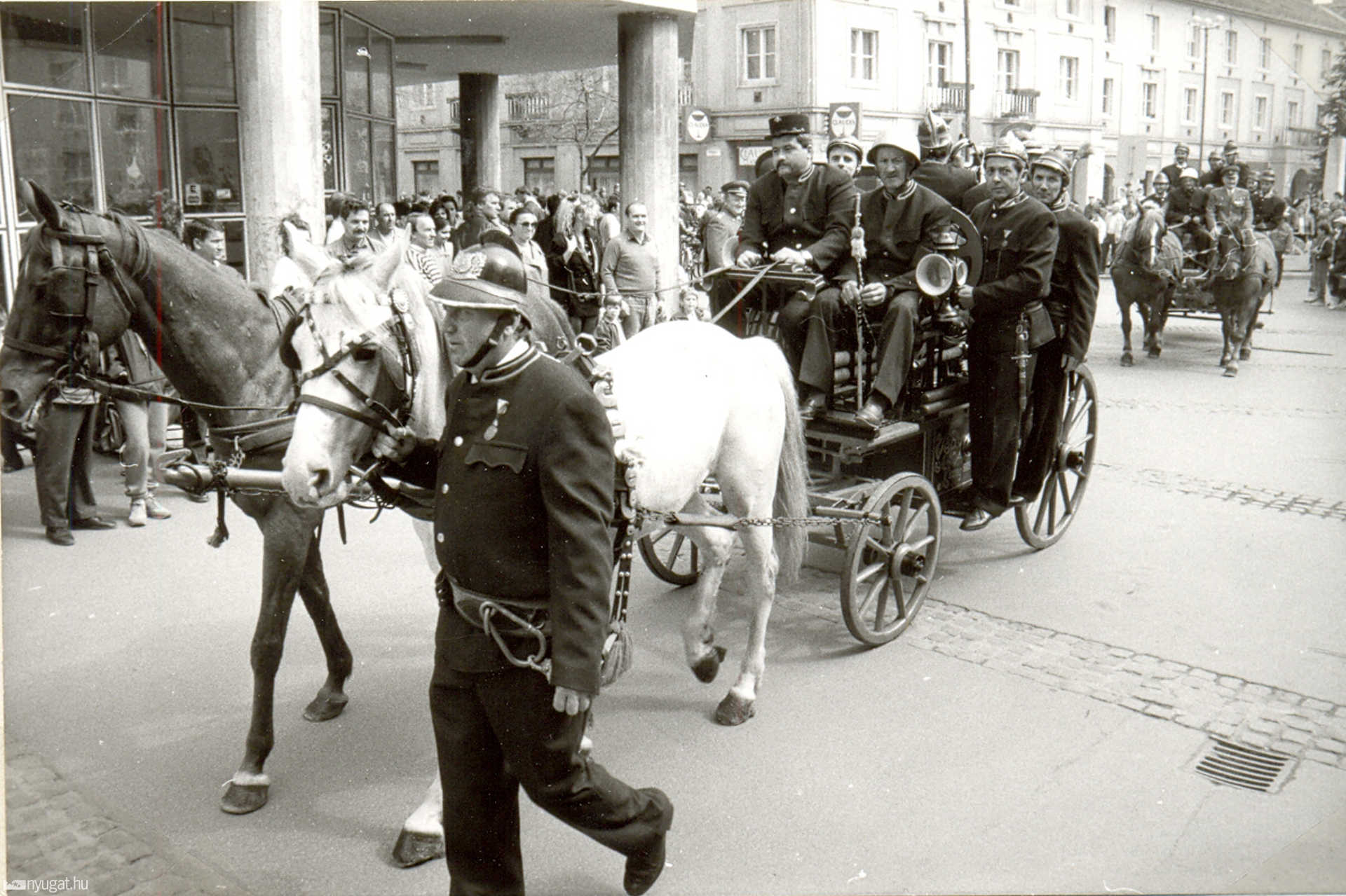 Tűzoltó jubileumi ünnepség sorozat Szent Flórián napkor a Fő téren