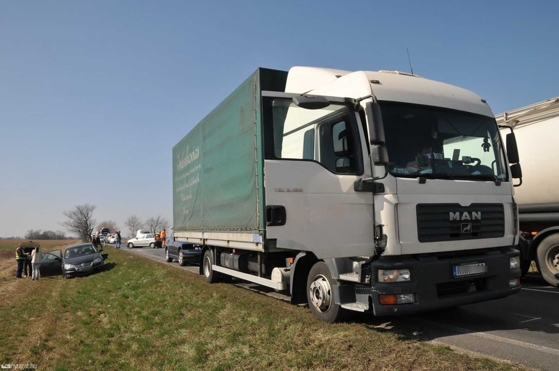 Váratlanul megálló VW okozott balesetet a 86-os főúton