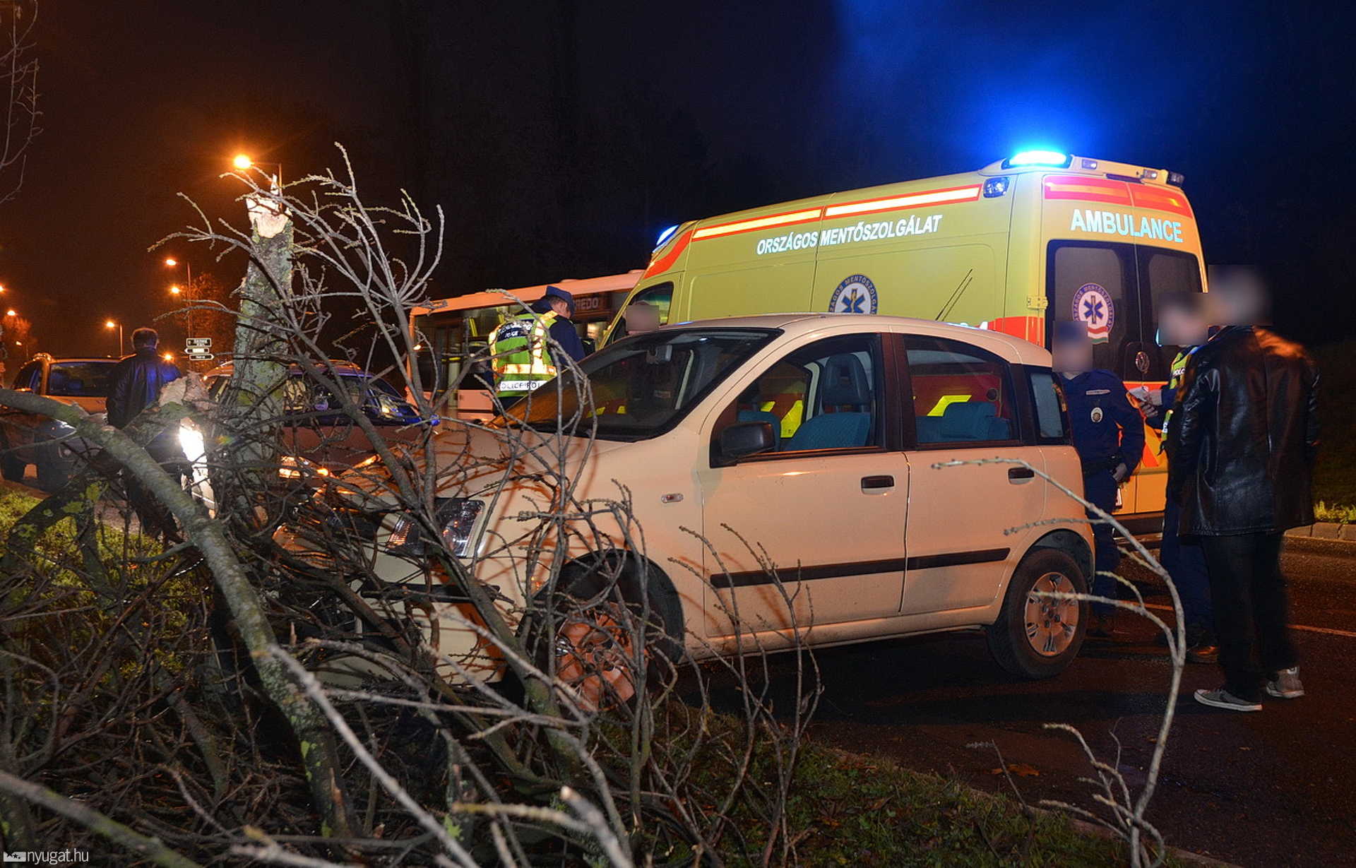 Fának ütközött a Fiat Szombathelyen