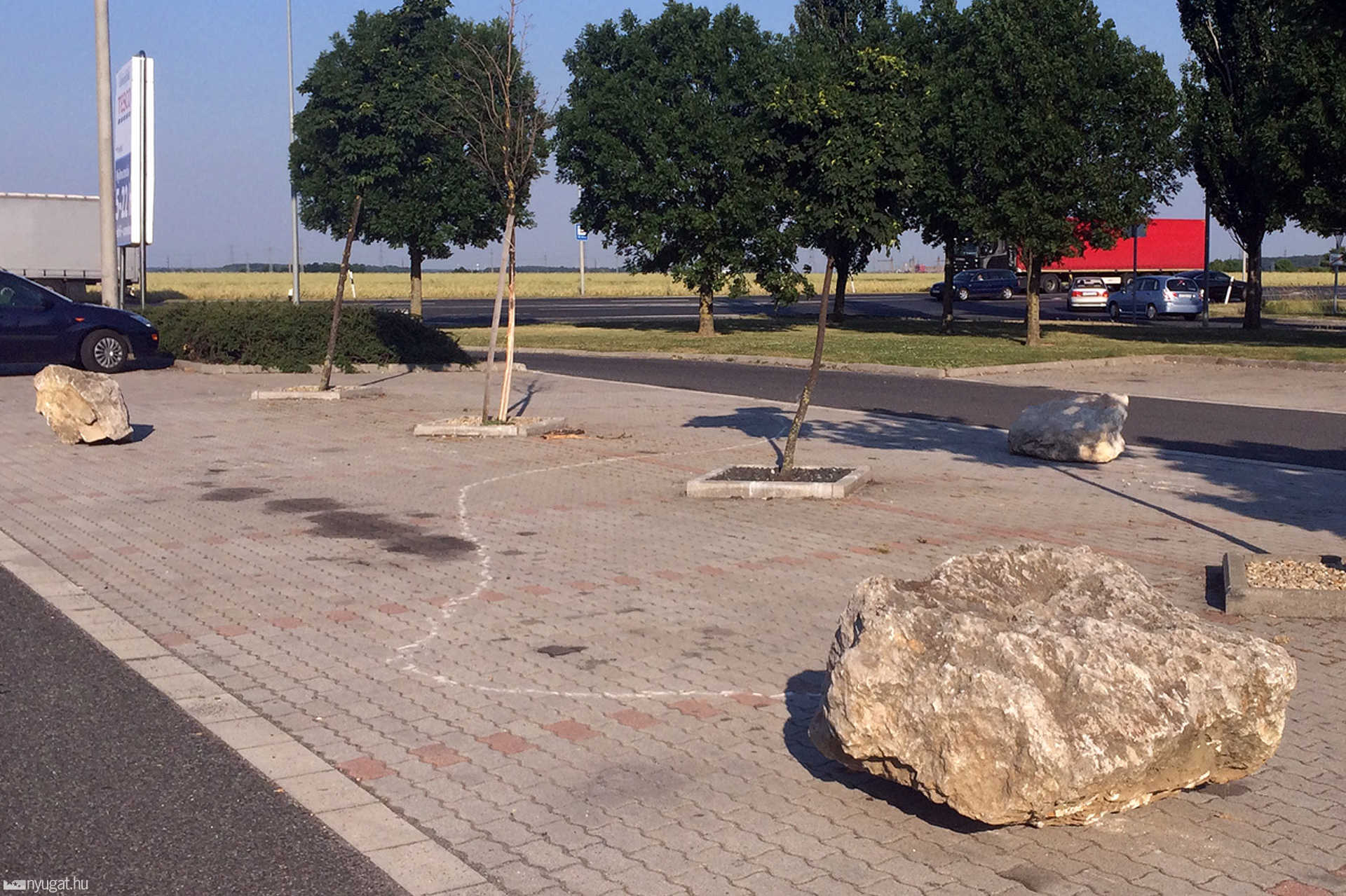 Sziklák a Tesco parkolóban