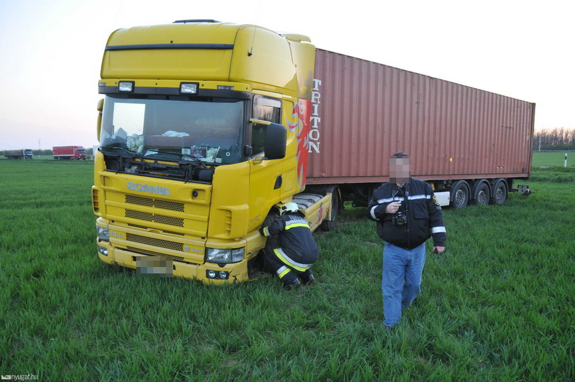 Kéthalálos baleset a 86-os úton, a nagykölkedi elágazó közelében