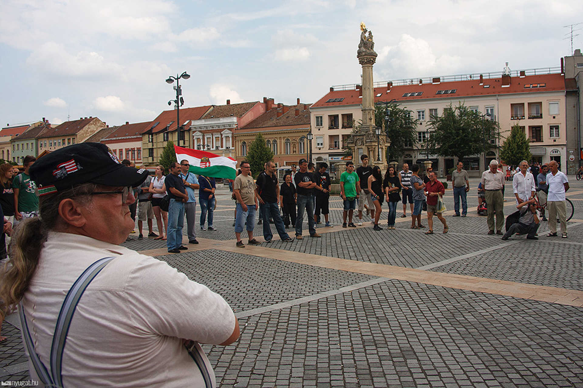 Cigányellenes tüntetés a Fő téren