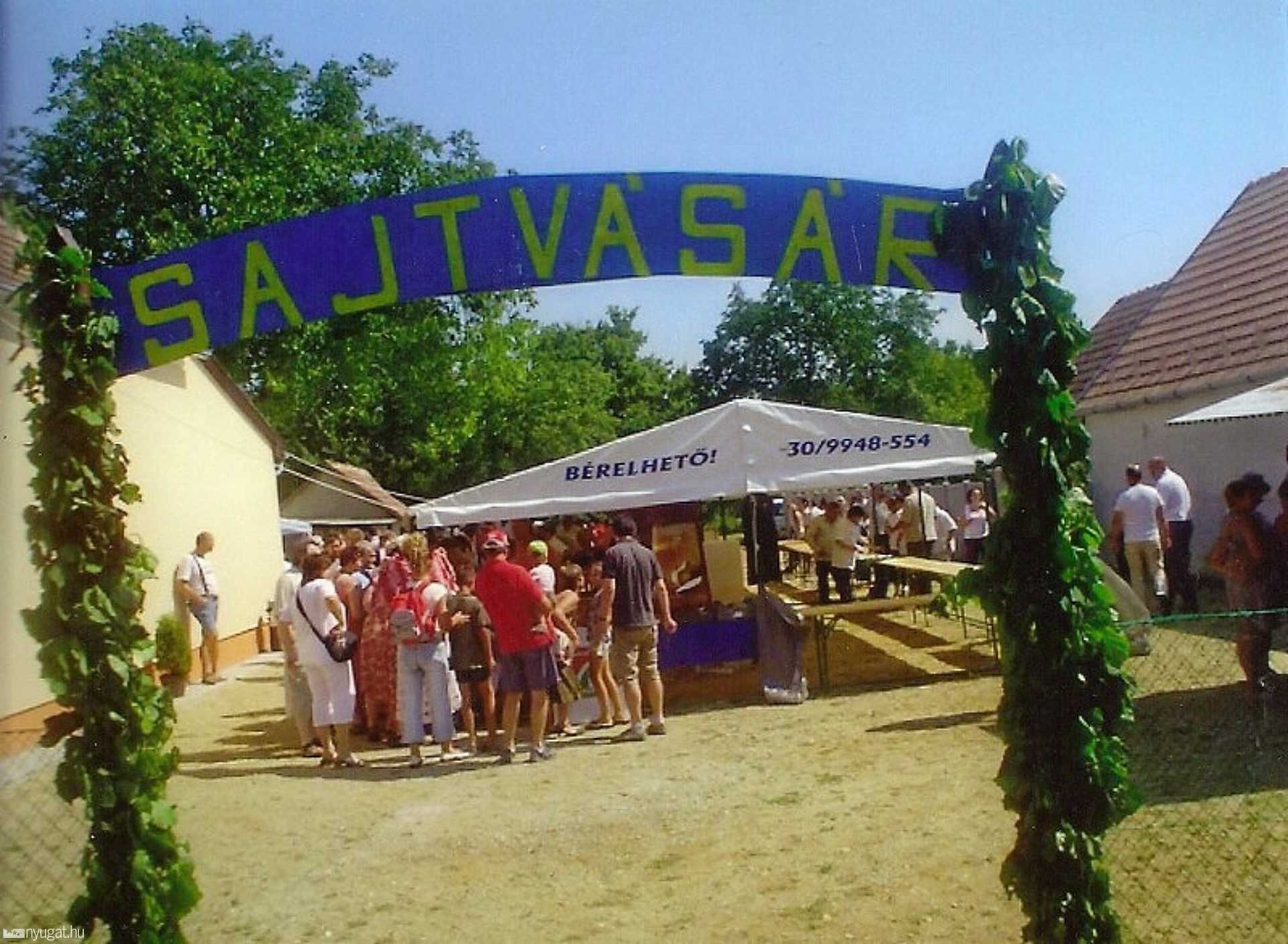 Feldíszített kapun lehet bejutni a sajtseregszemlére