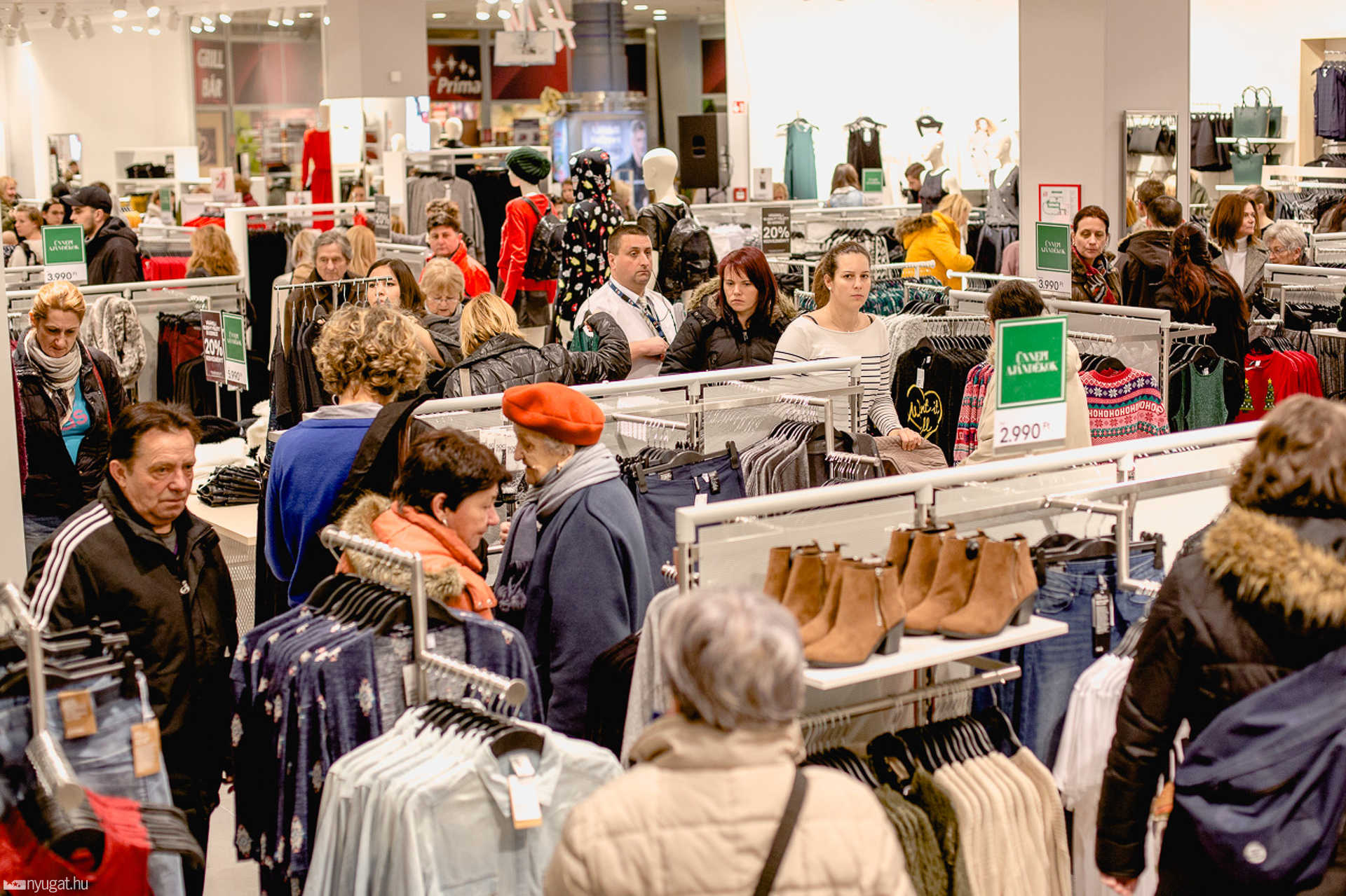 Megnyitott a H&M a Savaria Plázában