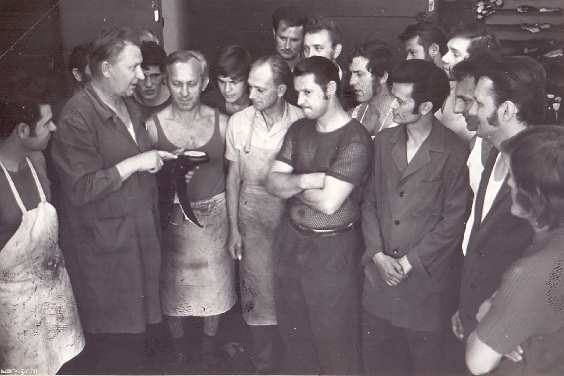 Brigád megbeszélés a Savaria Cipőgyárban