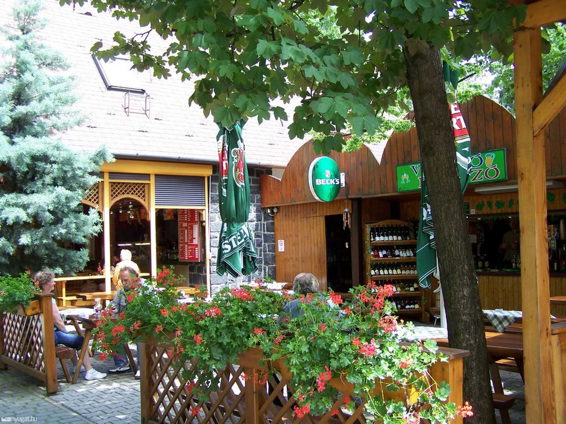 A Vigadó nevéhez méltóan őrzi a múltat