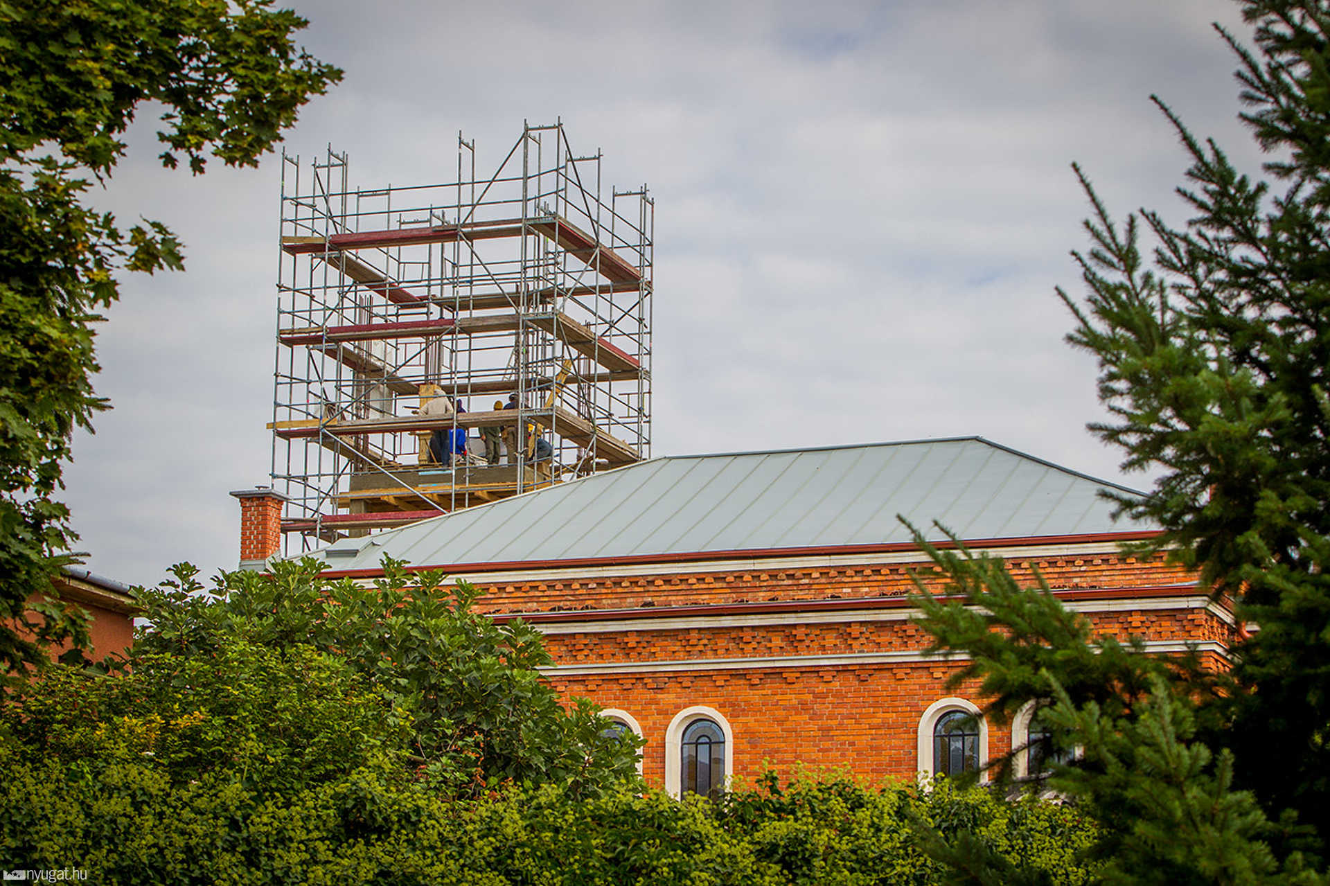 Így épül a református templomtorony