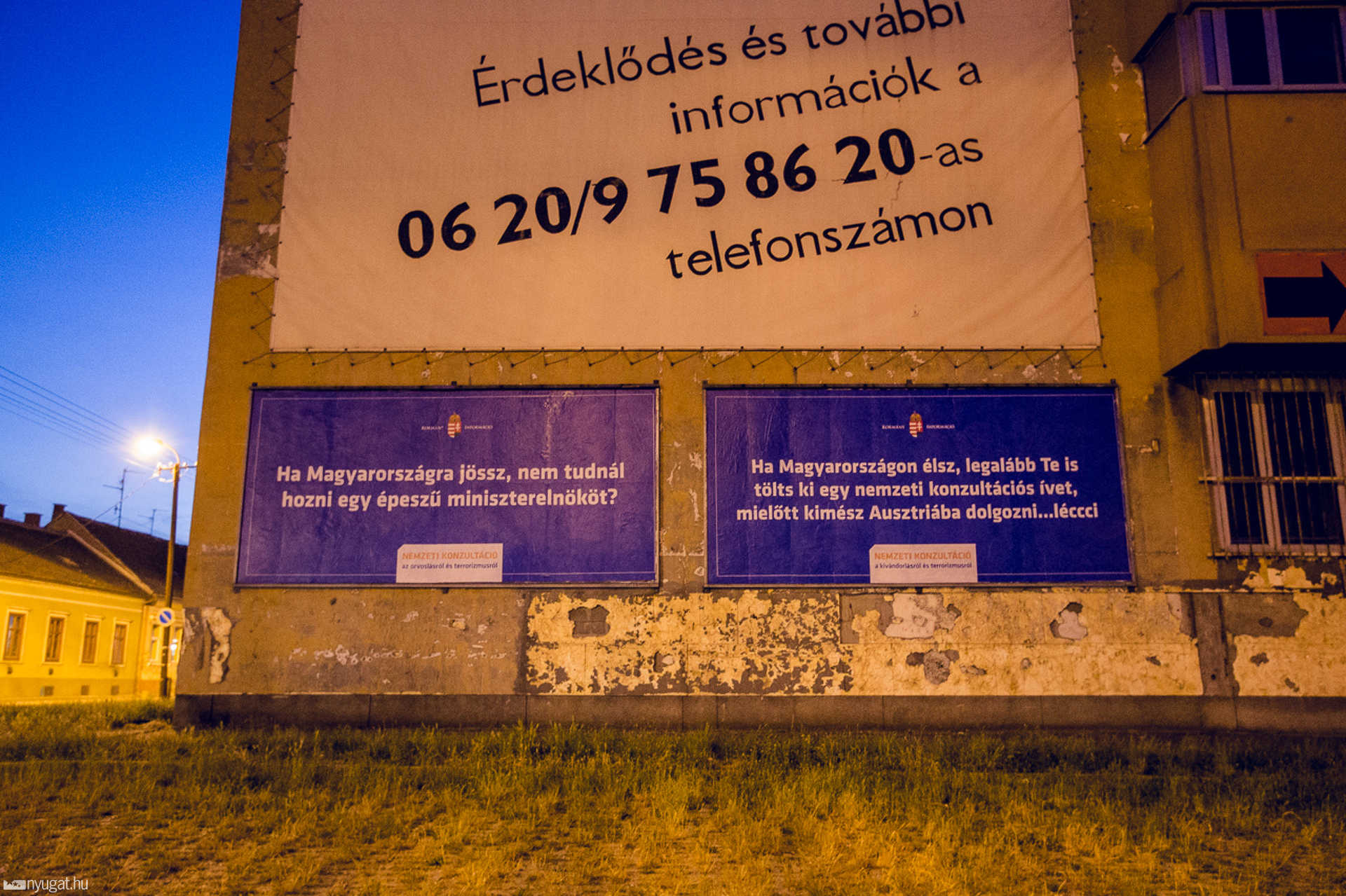 Meghekkelt plakátok a cipőgyárnál