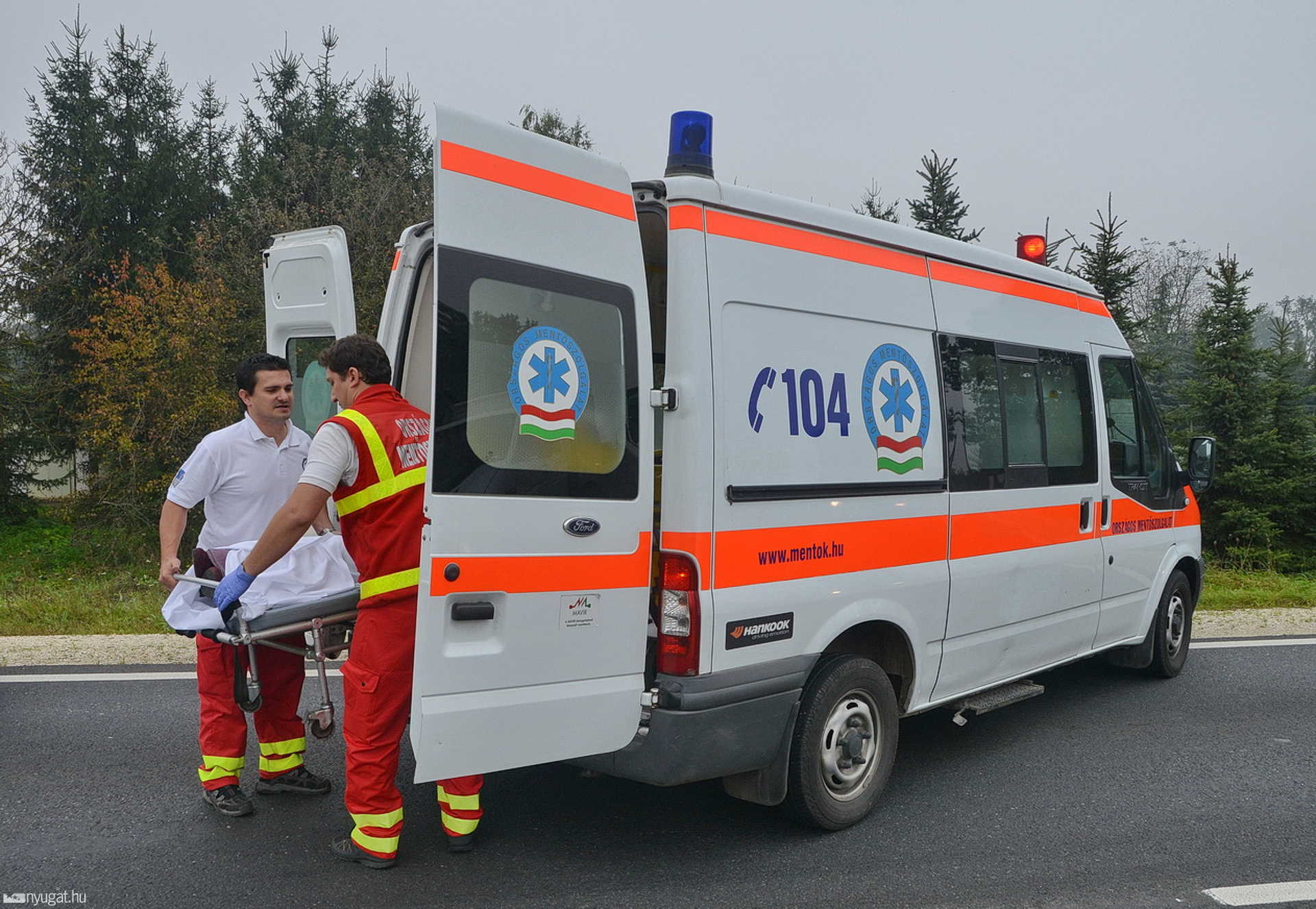 Hússzállítóba hajtott egy Ford Szombathely határában