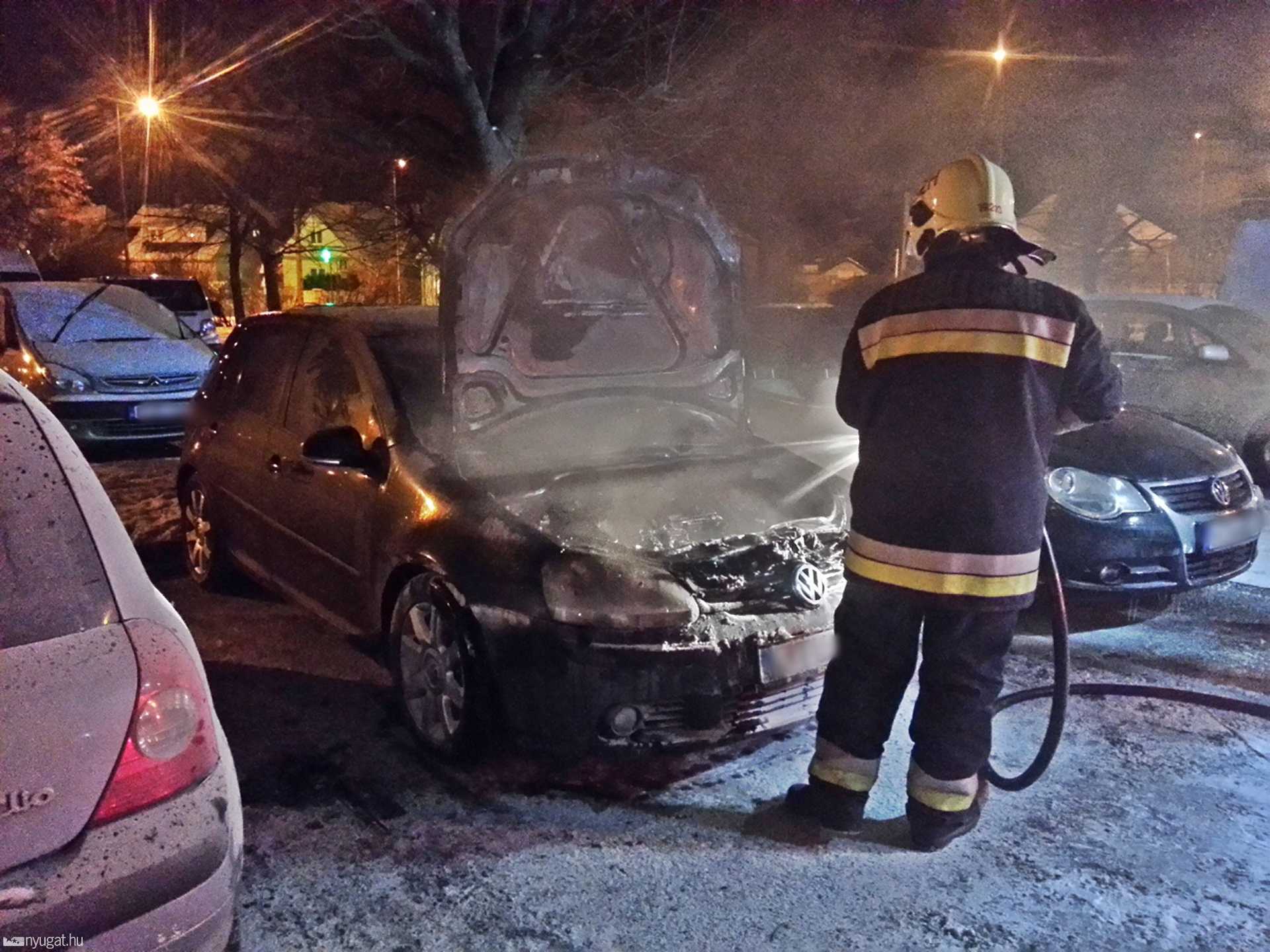 Kigyulladt egy parkoló autó Szombathelyen