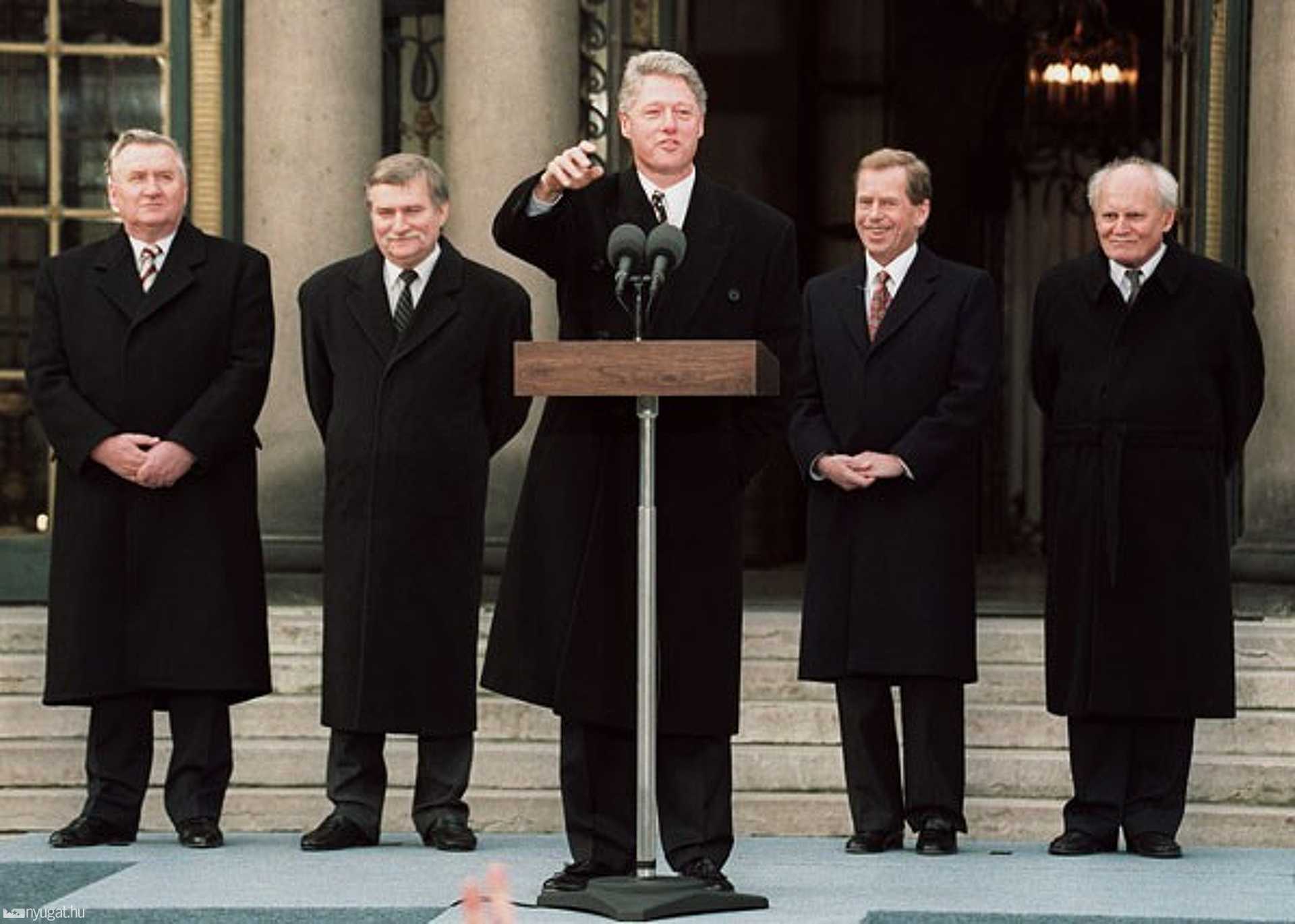 Bill Clinton amerikai elnök beszédet mond a közép-európai elnökök prágai találkozóján 1994. január 12-én