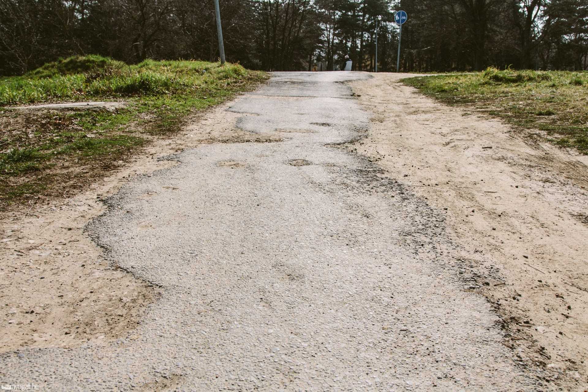 Bicikliút előtt