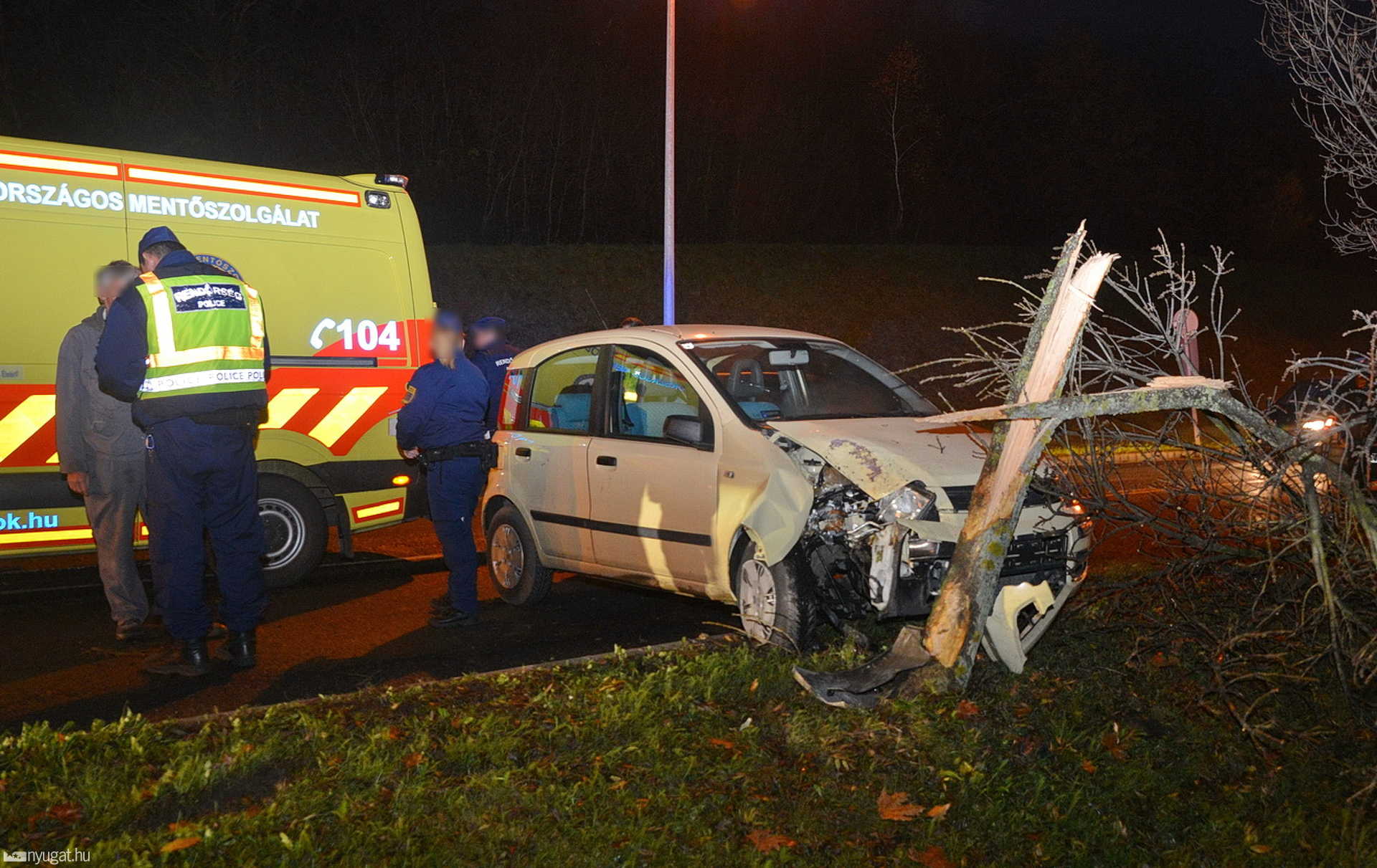 Fának ütközött a Fiat Szombathelyen