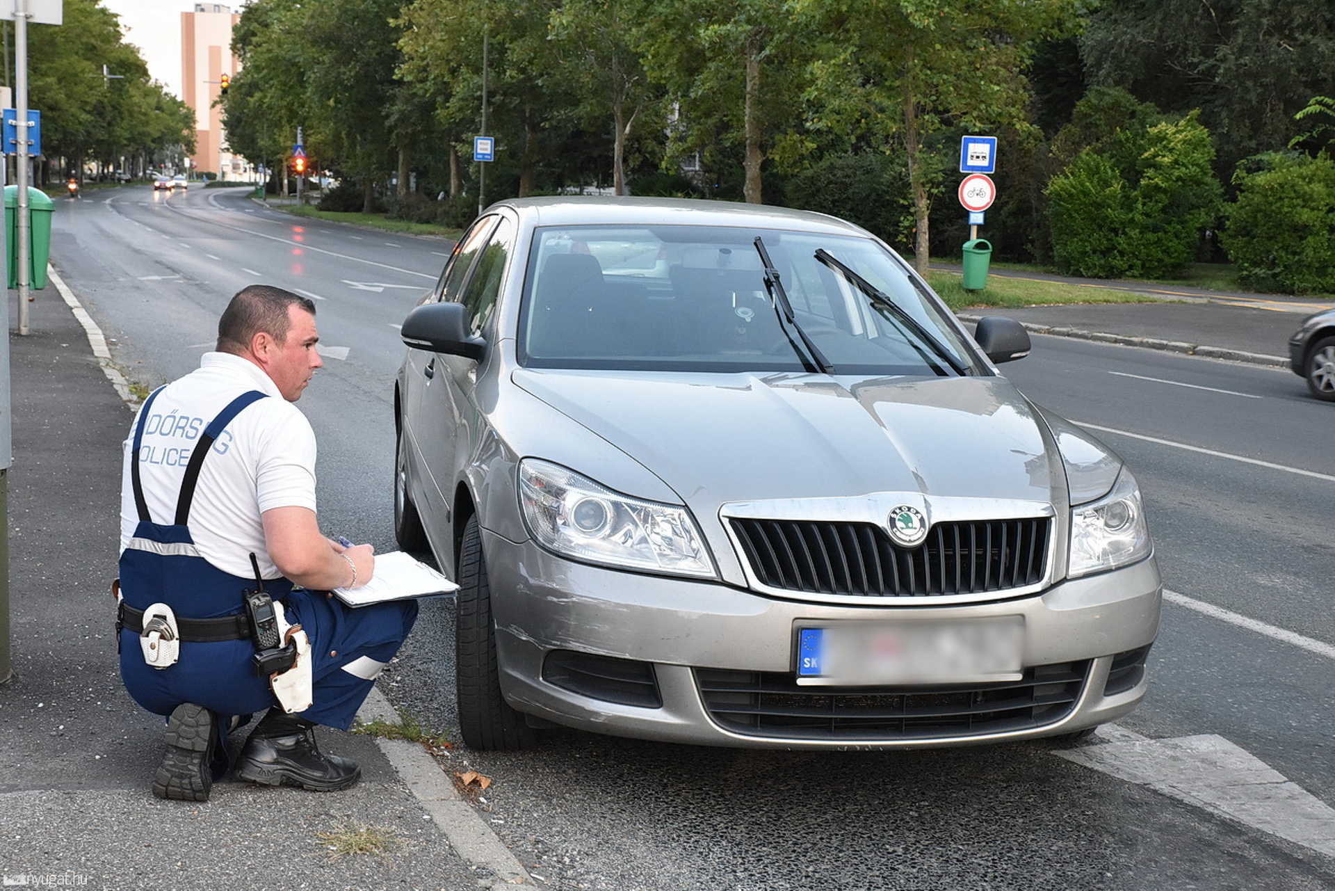 Vodkát vett, amíg kiértek a rendőrök - Balesetet okozott és elhajtott az ittas külföldi