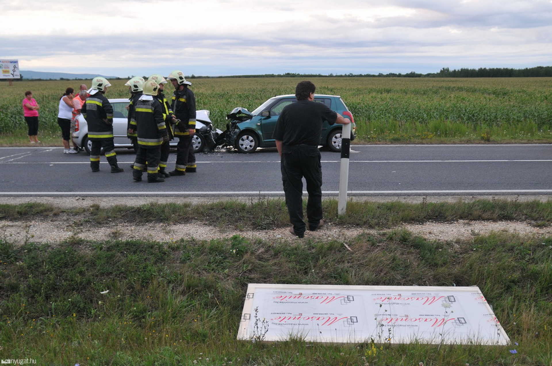 Az ajtó tulajdonosa gondterhelten nézte, milyen balesetet okozott a nem megfelelően rögztett ajtó