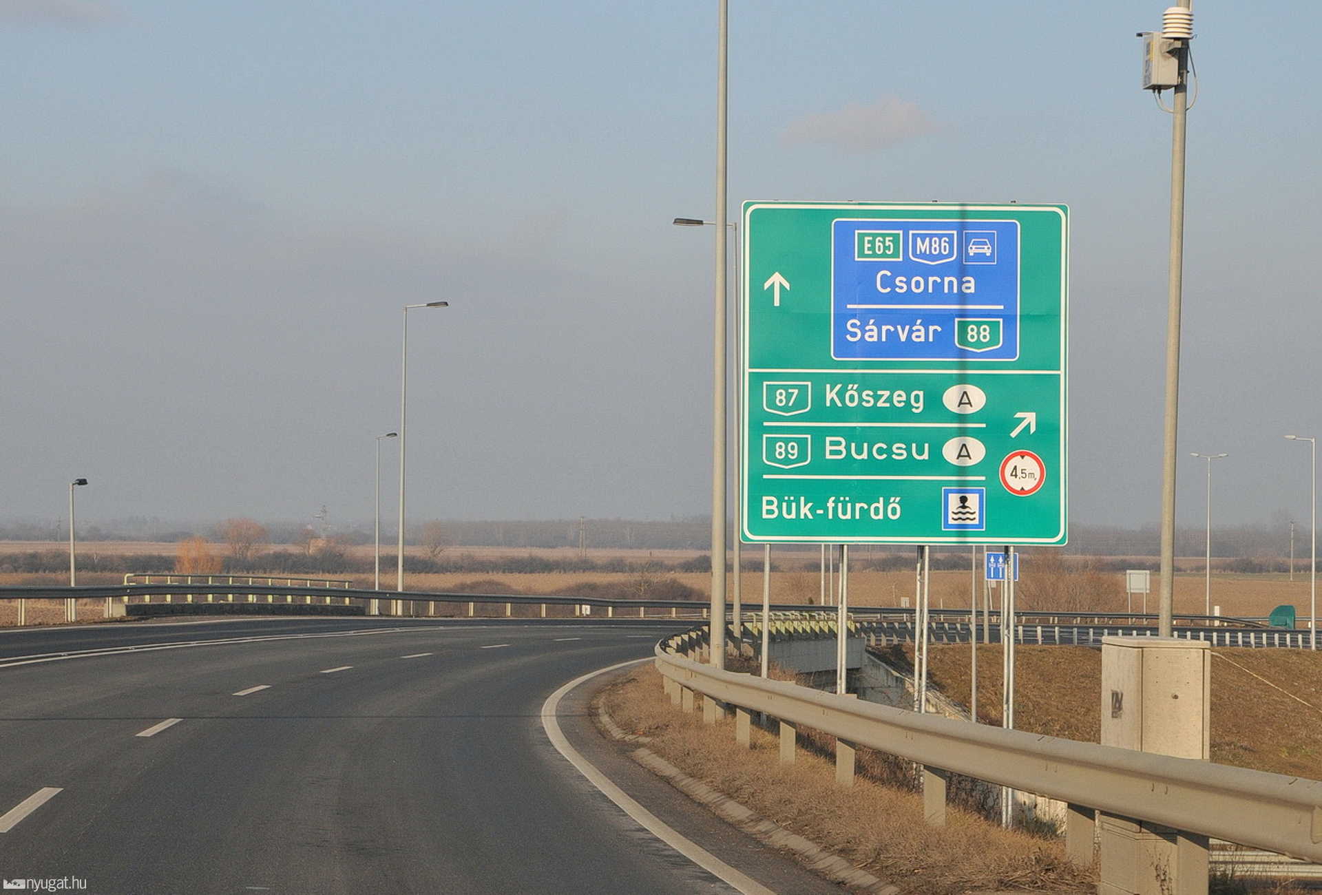 Nem jelzik előre az autósoknak, hogy fizetős út következik