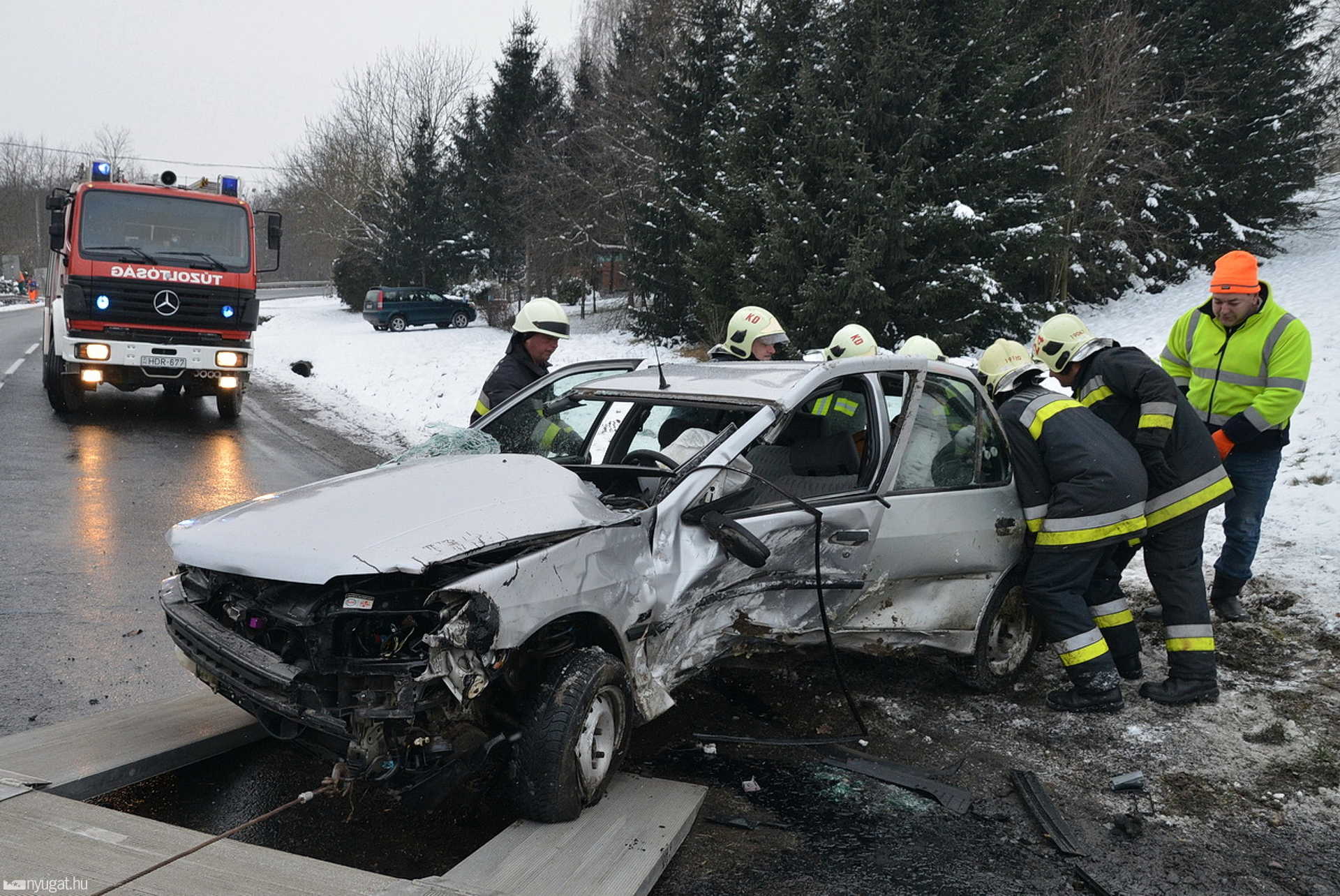 Beton áteresznek ütközött az autó Nádasd közelében