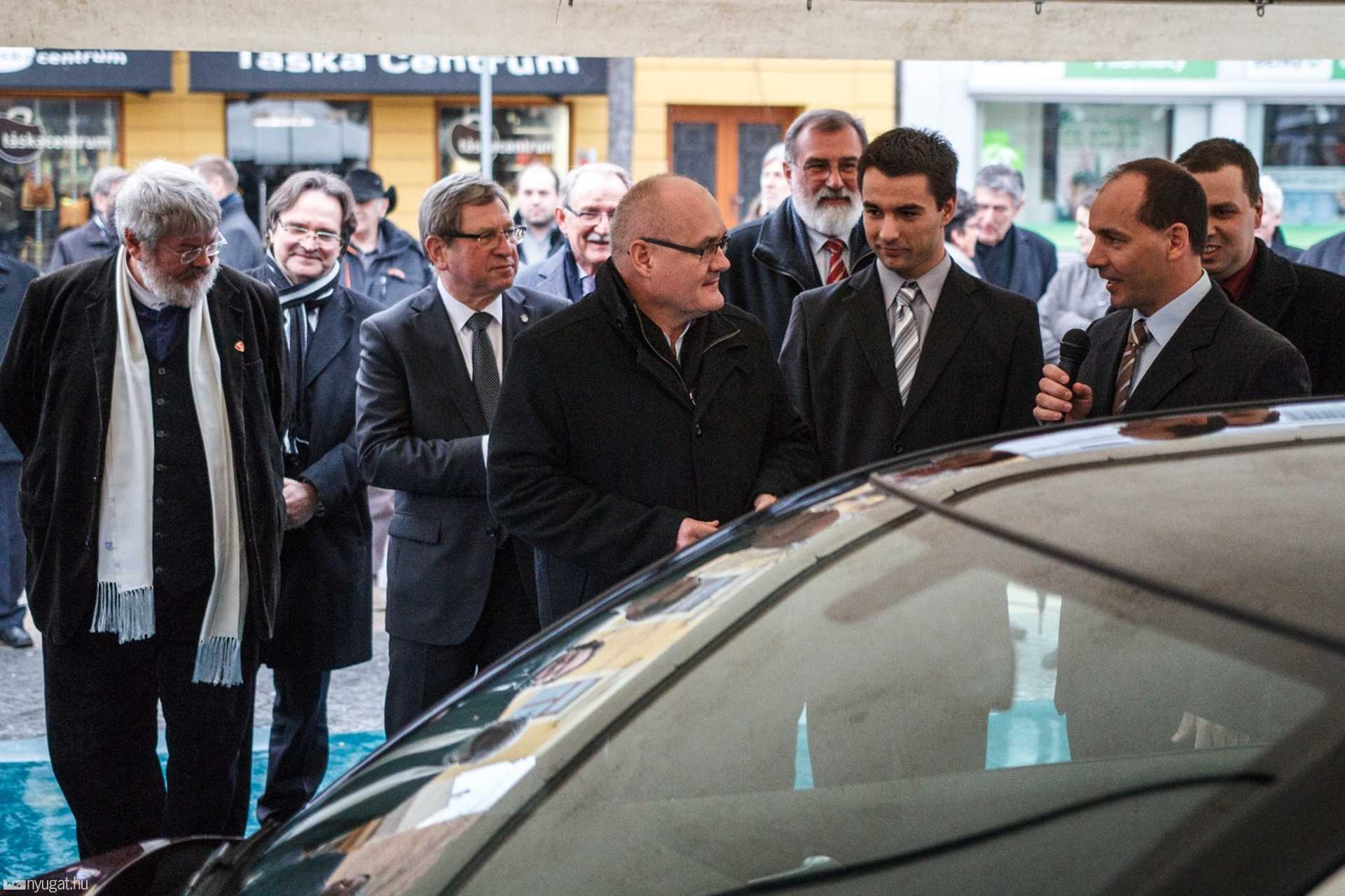 Intelligens autó a Fő téren - Opel Adam