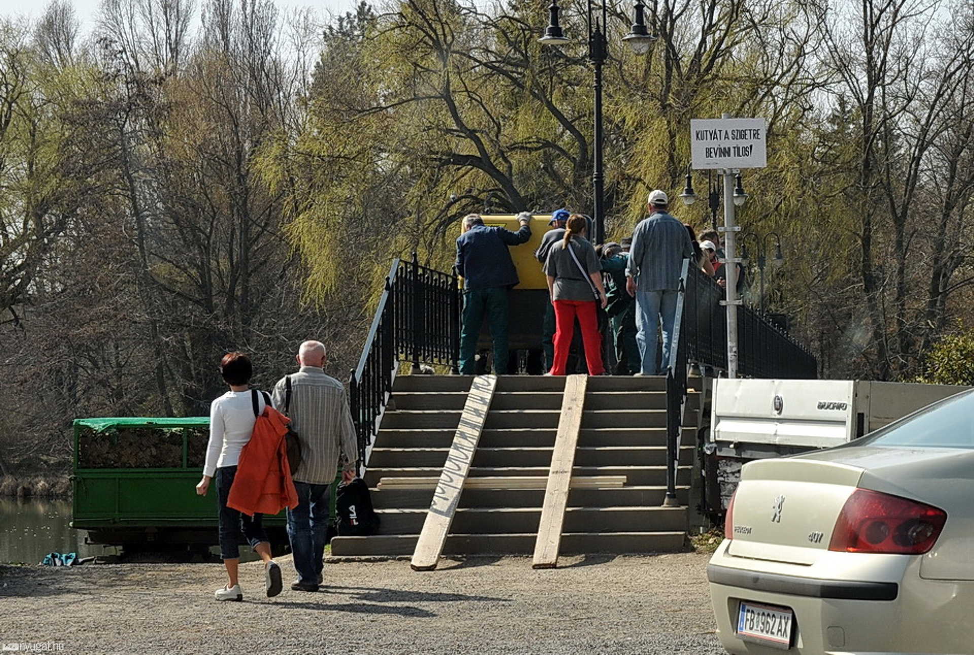 A Csónakázó tó szigetét takarítja a SZOM-PARK Szombathelyen
