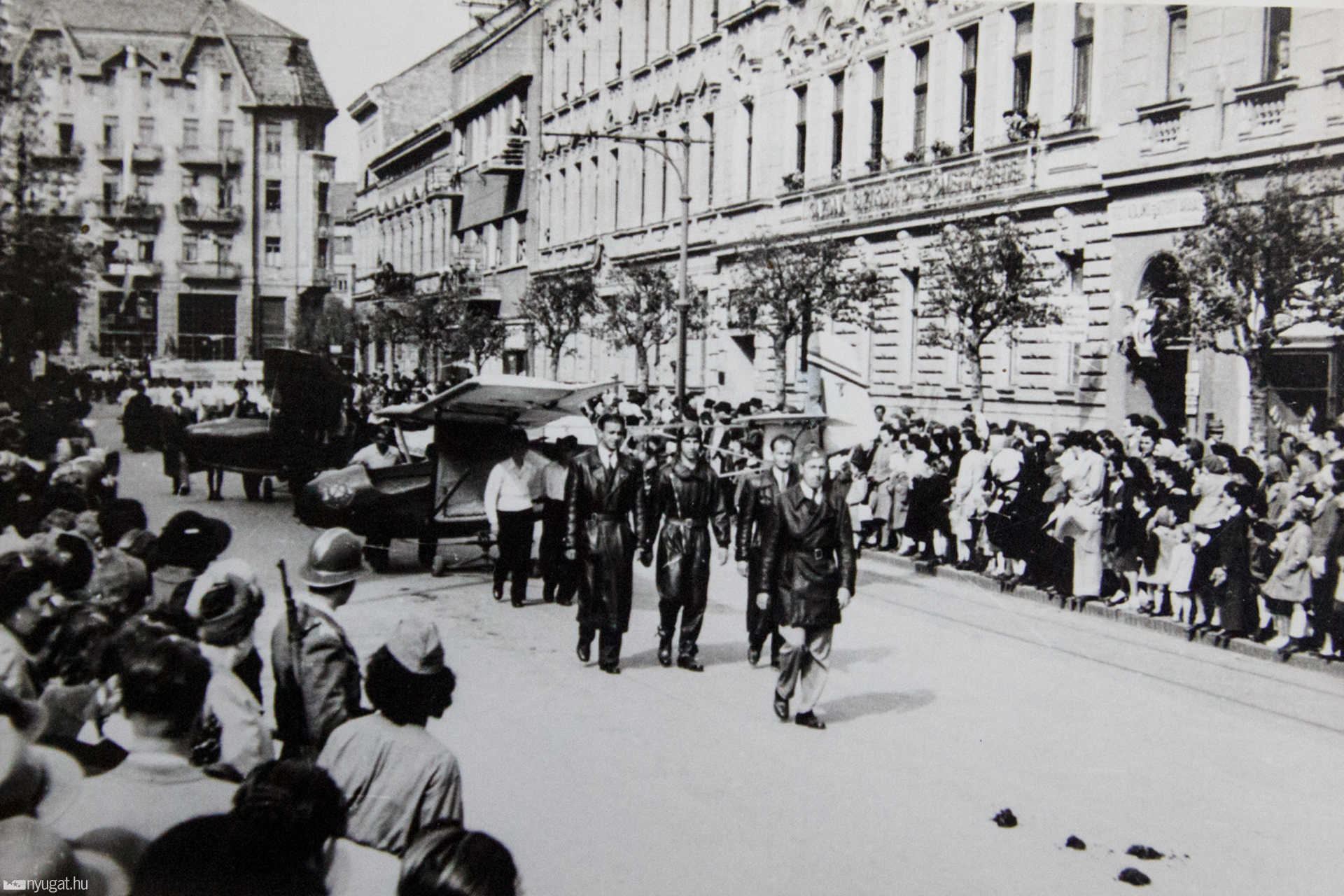 Sportrepülők felvonulása. A menet élén Hafner József