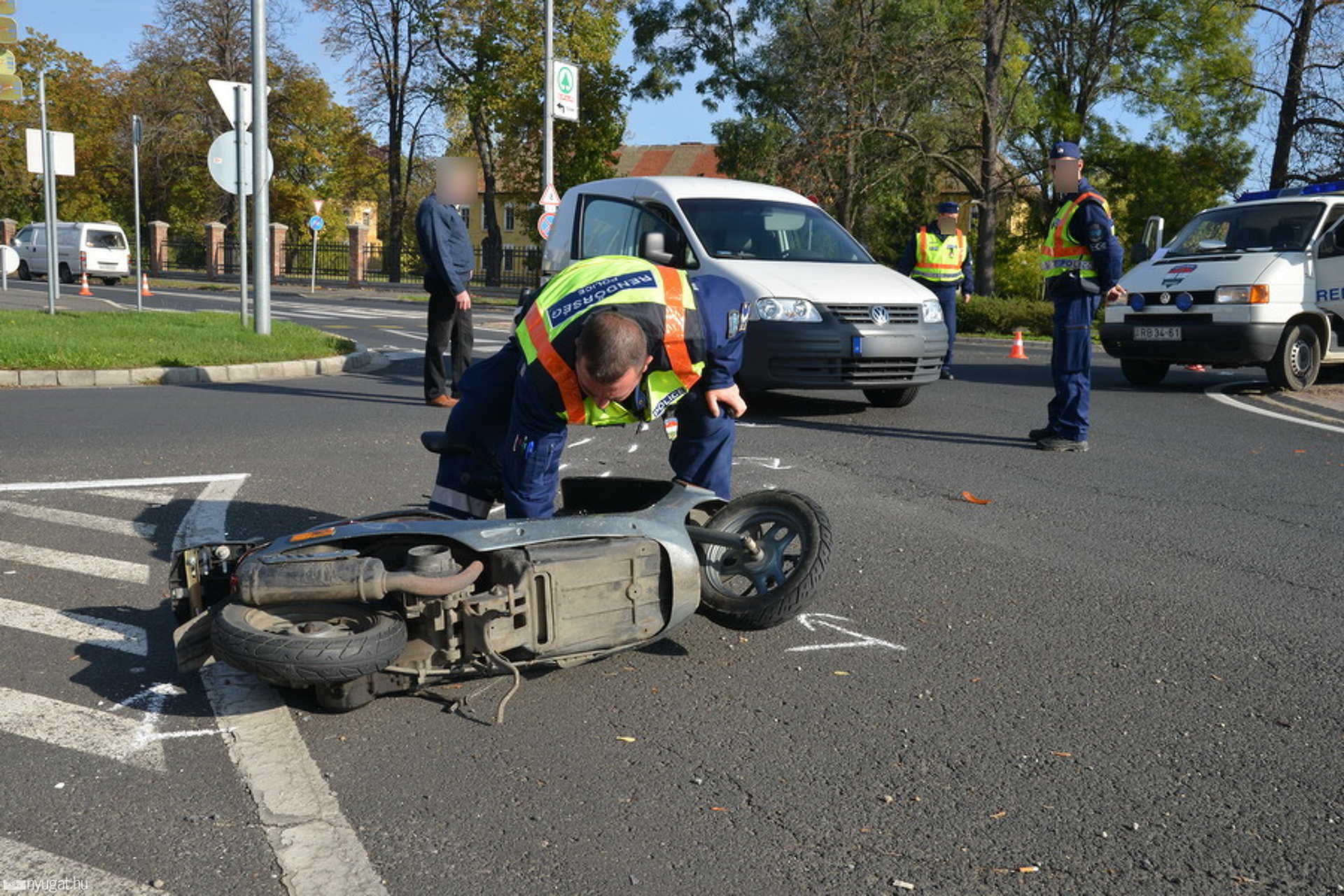 Körforgalomban ütötték el a motorost