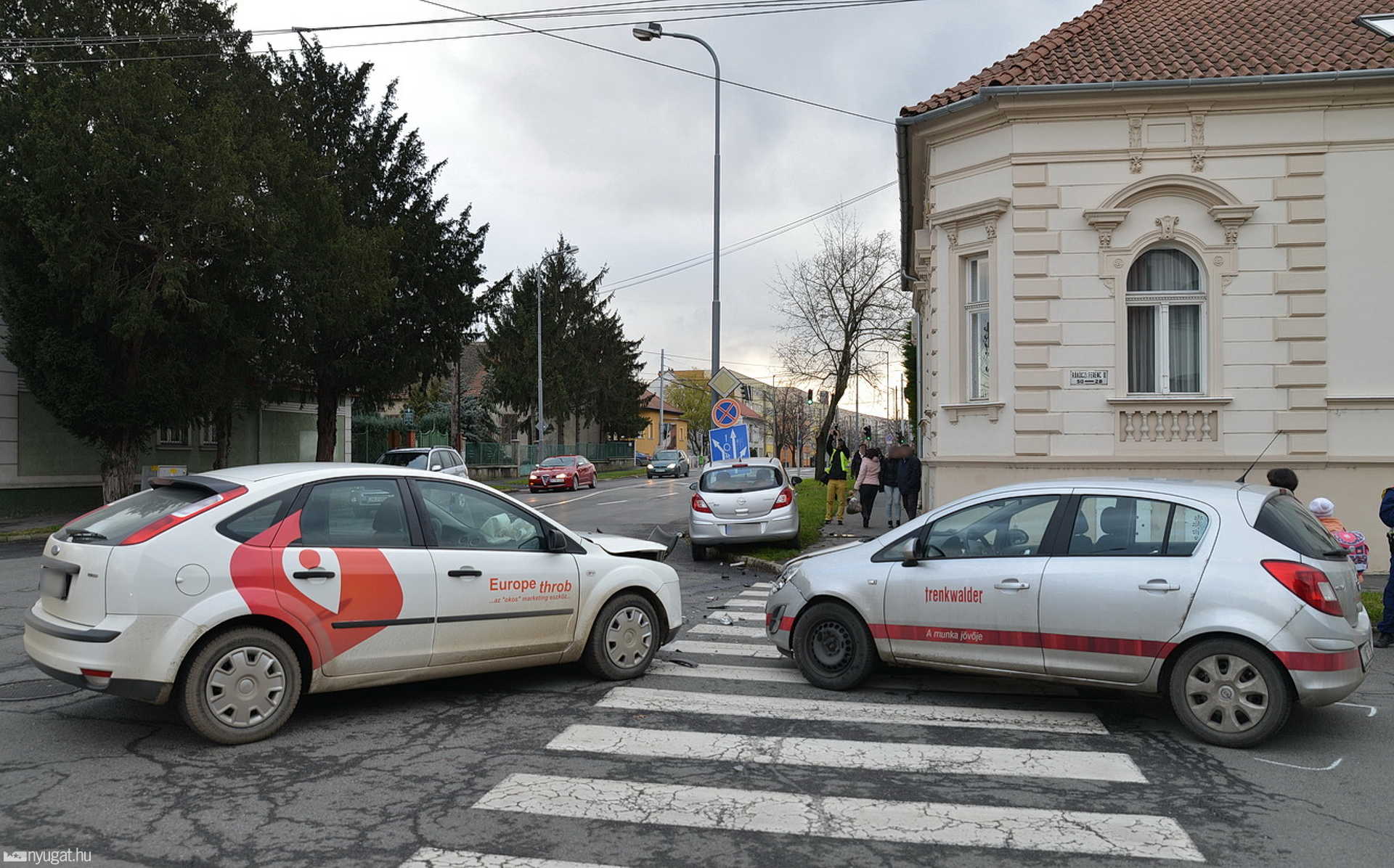 Két autót tört össze a figyelmetlen sofőr Szombathelyen