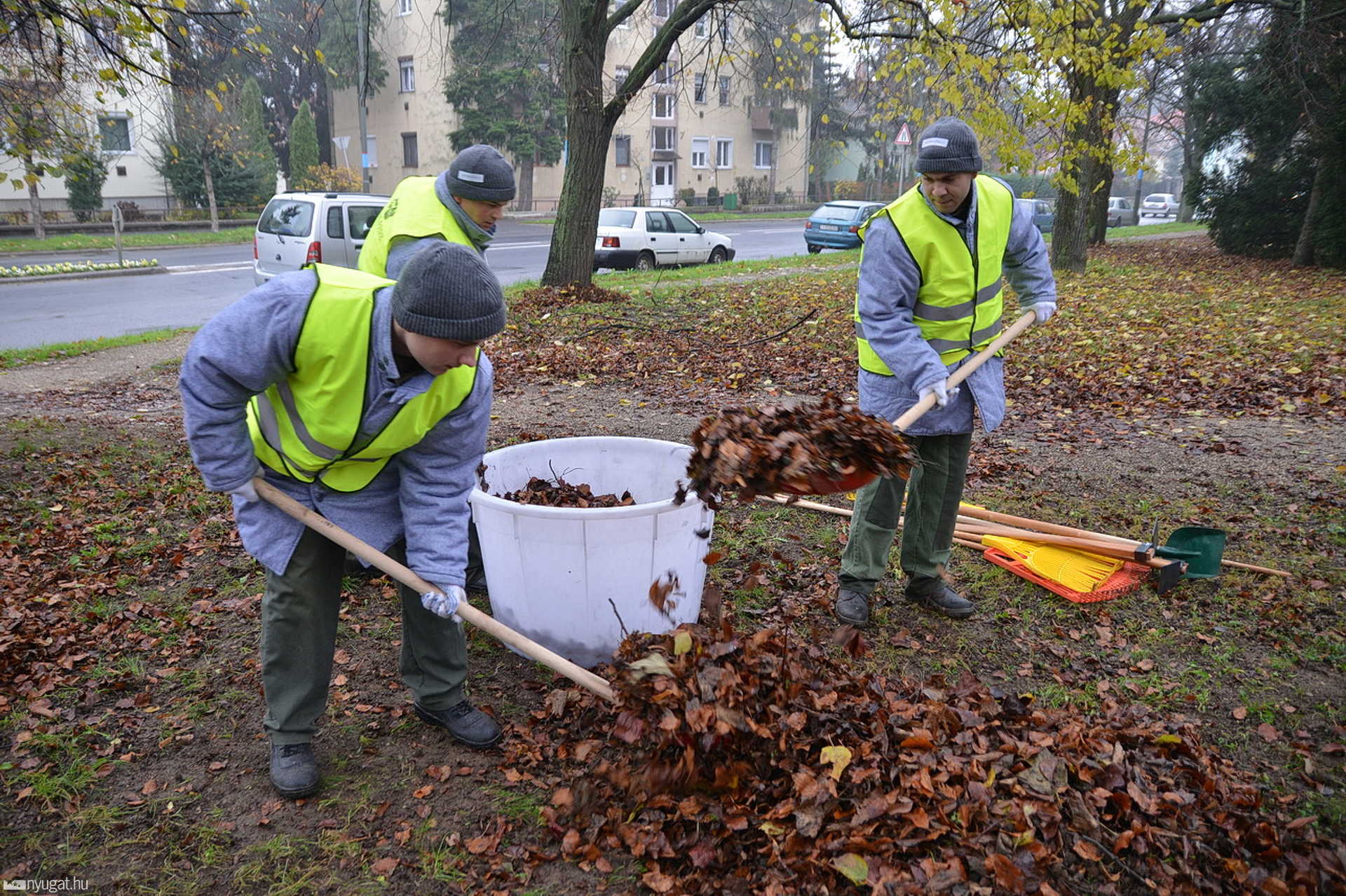 Jóvátételi munkát végeznek elítéltek Szombathely parkjaiban