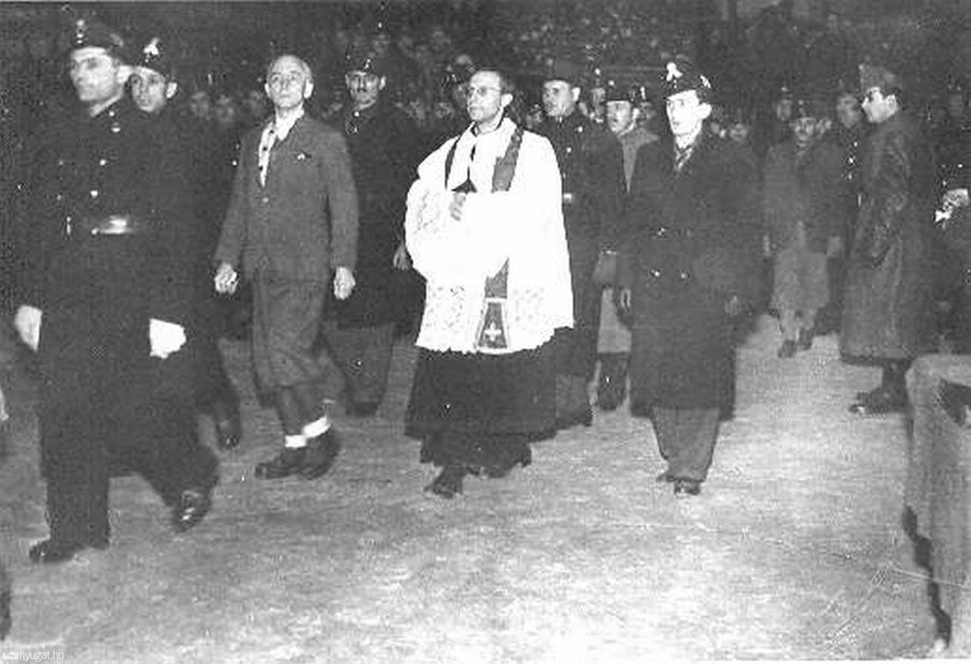 Bárdossy László vonul a vesztőhelyre, mellette Werner Alajos