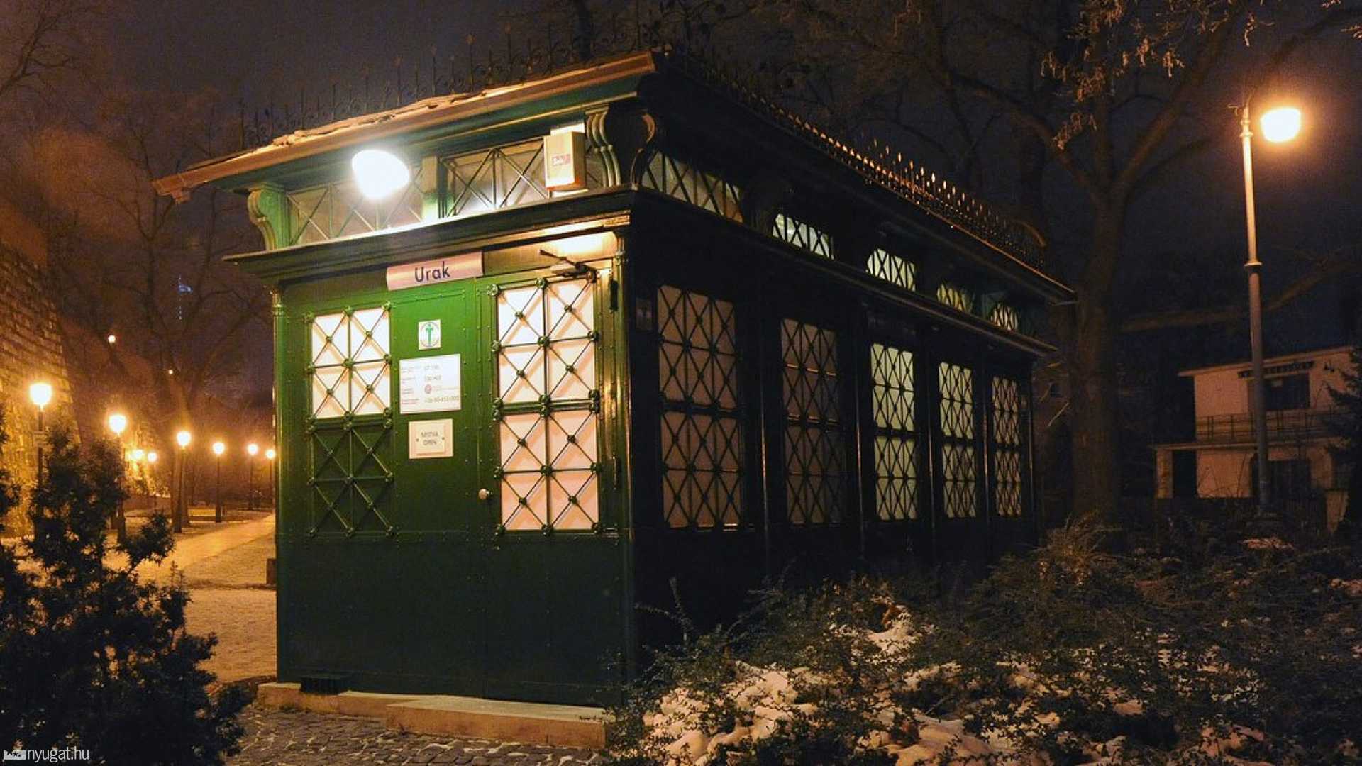 Esztétikailag is szép látvány ez a nyilvábos WC a budapesti vár alatt