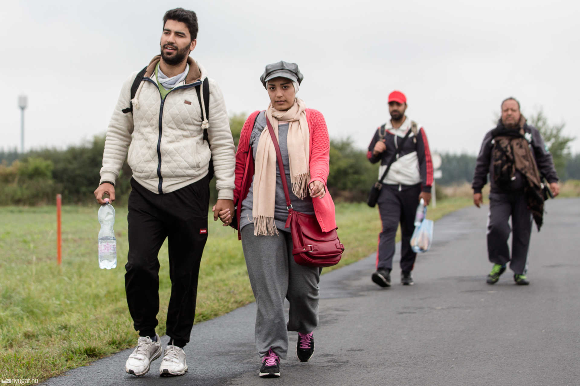 Átlépte az osztrák-magyar határt a menekültek első csoportja Pinkamindszentnél