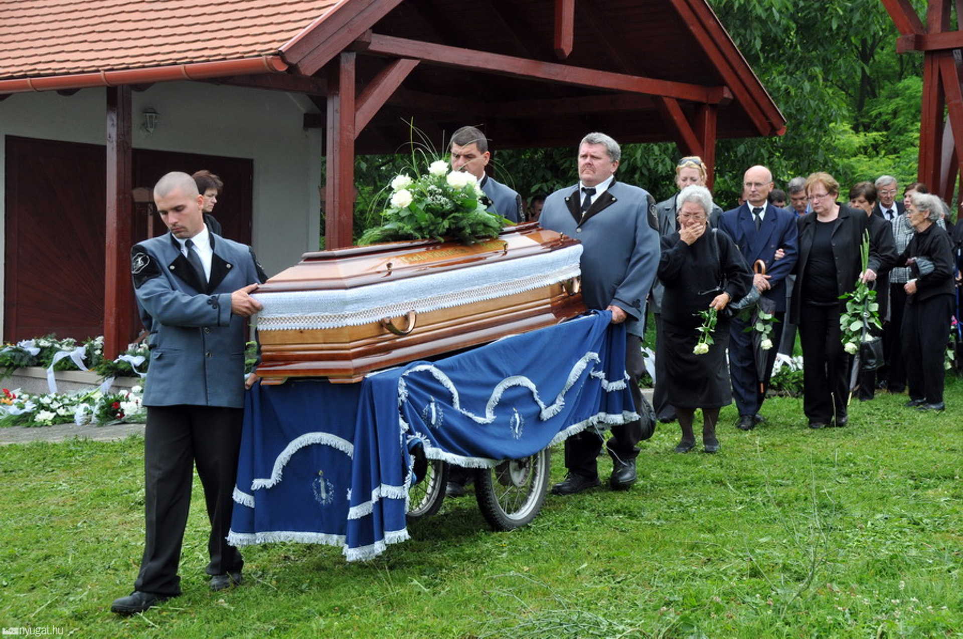 Eltemették a Szombathelyen meggyilkolt 25 éves lányt - Ajka-Padragkút