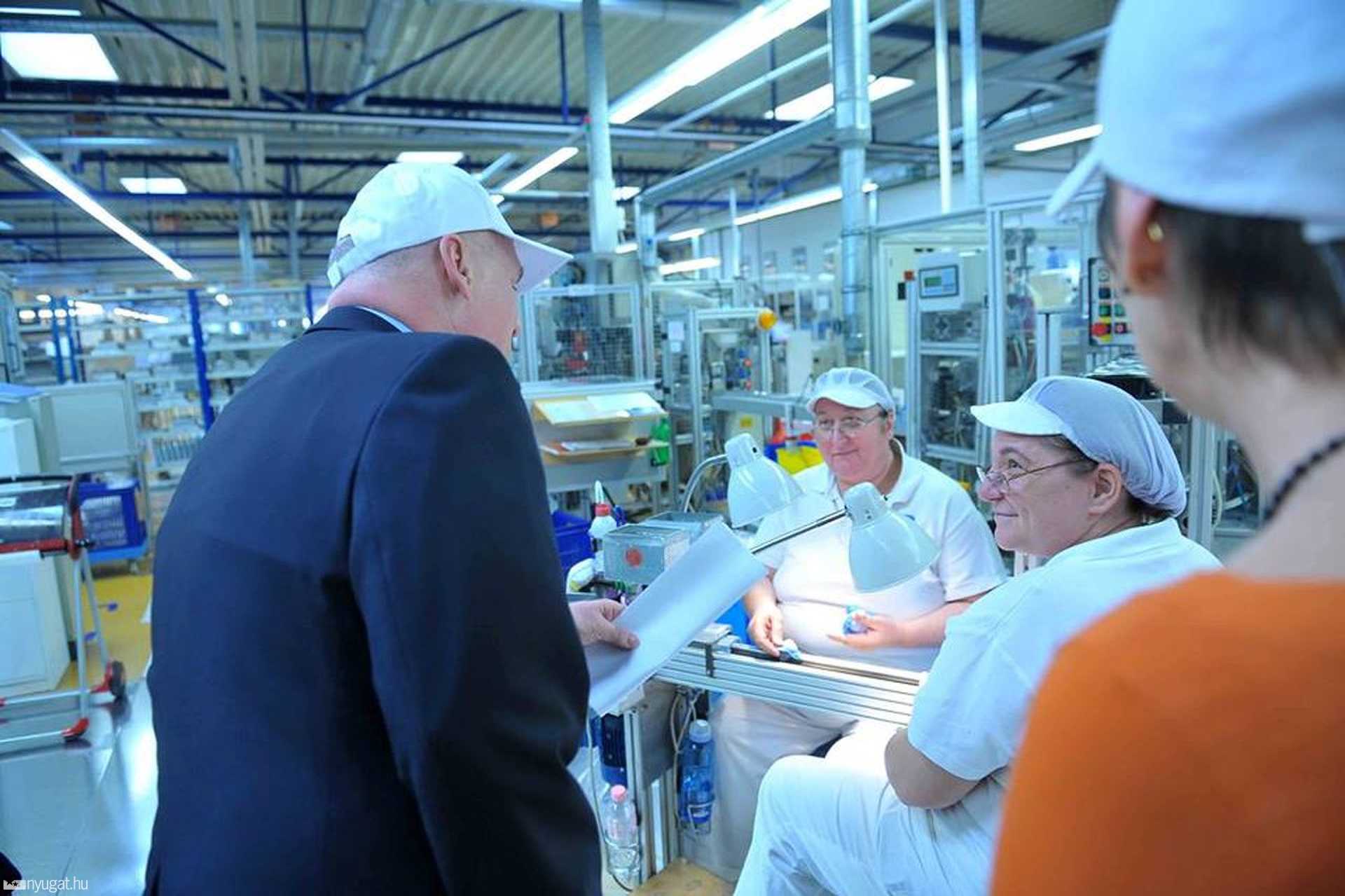 Nők a pult (helyesebben) a szalag mögött, a cumigyárban