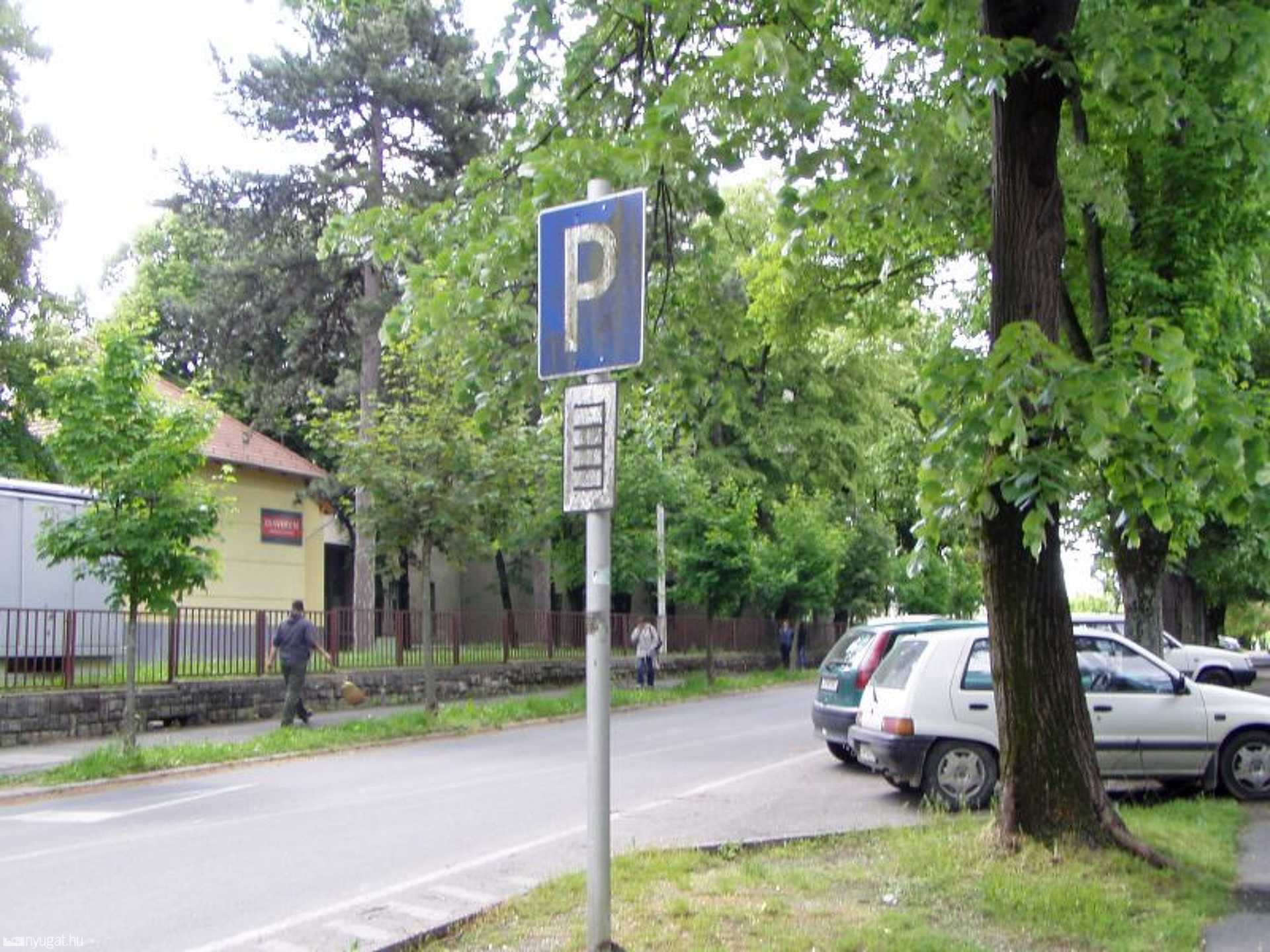 Koszos a tábla, de ingyenes a parkolás
