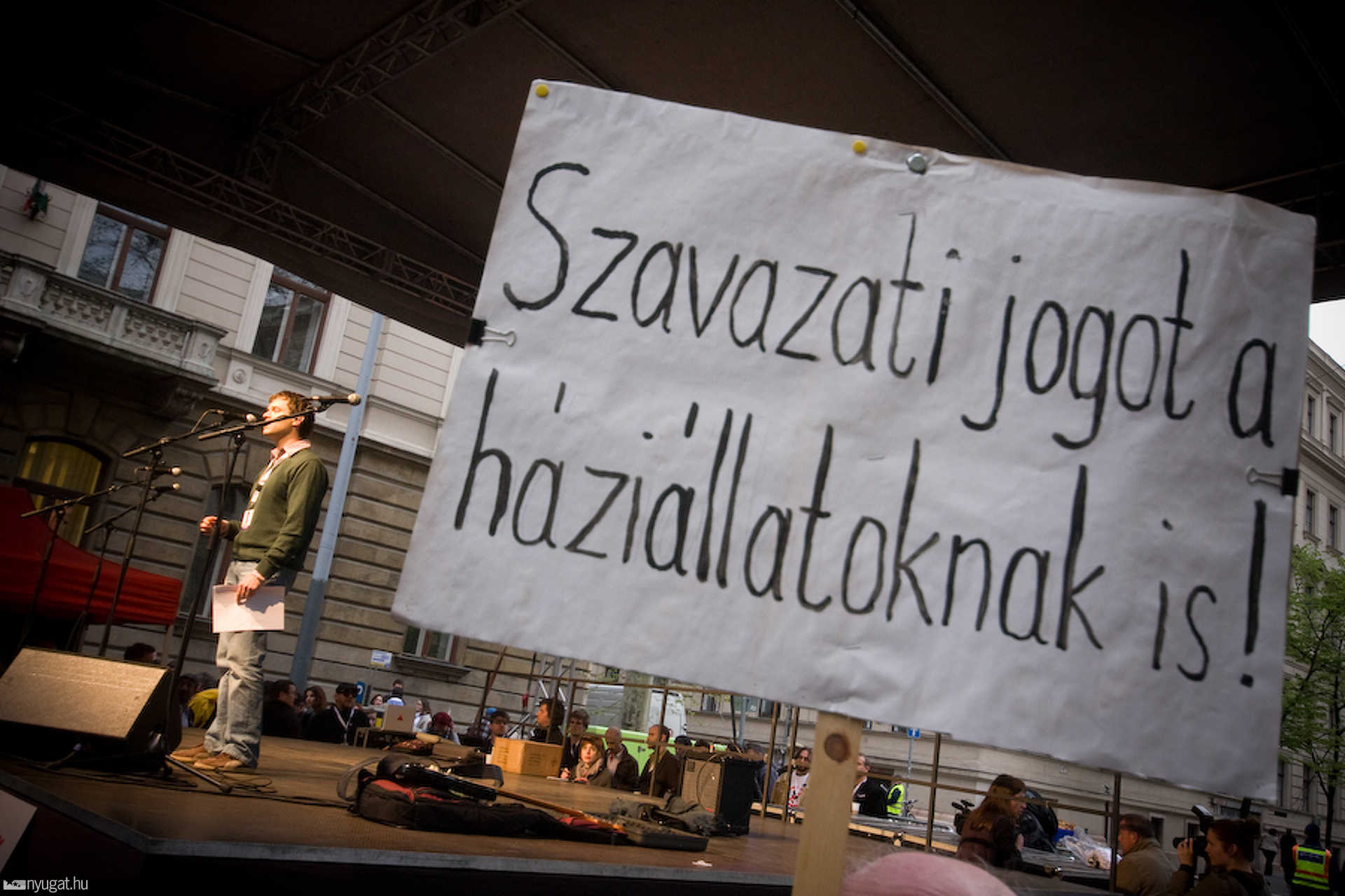 Tüntetés az alkotmányozás ellen
